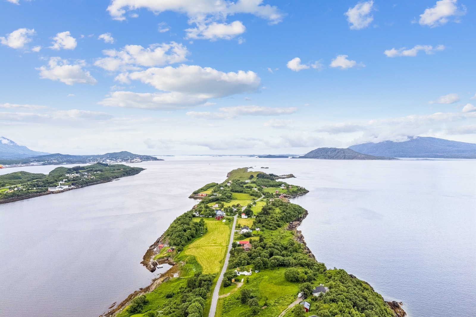 Ulvangsøy ligger idyllisk til i et rolig og landlig landskap (tomten er ikke på bildet) Galleribilde