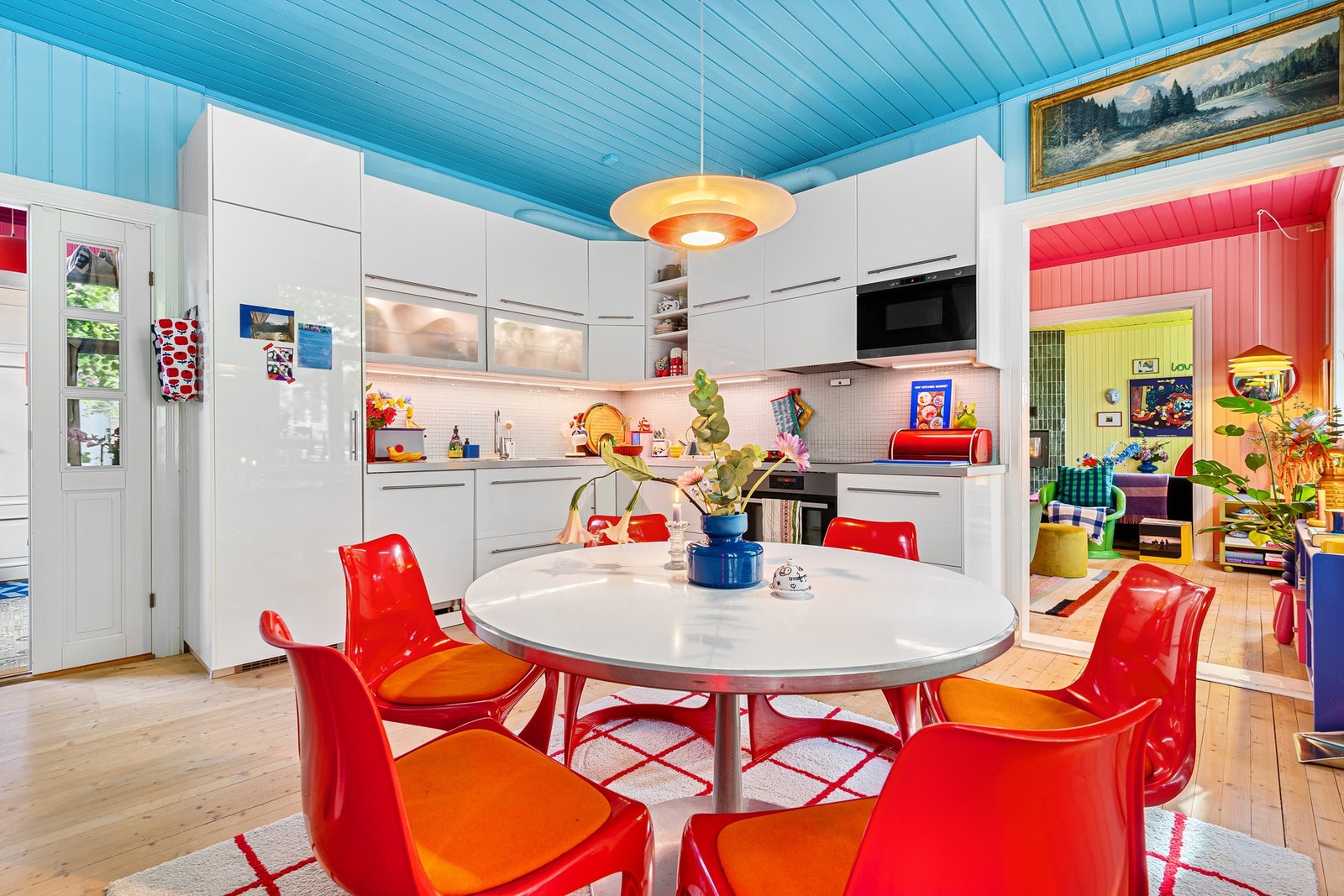 Kjøkkenet ble pusset opp i 2015 og har integrert platetopp, stekeovn, oppvaskmaskin, mikrobølgeovn og kjøleskap. Galleribilde