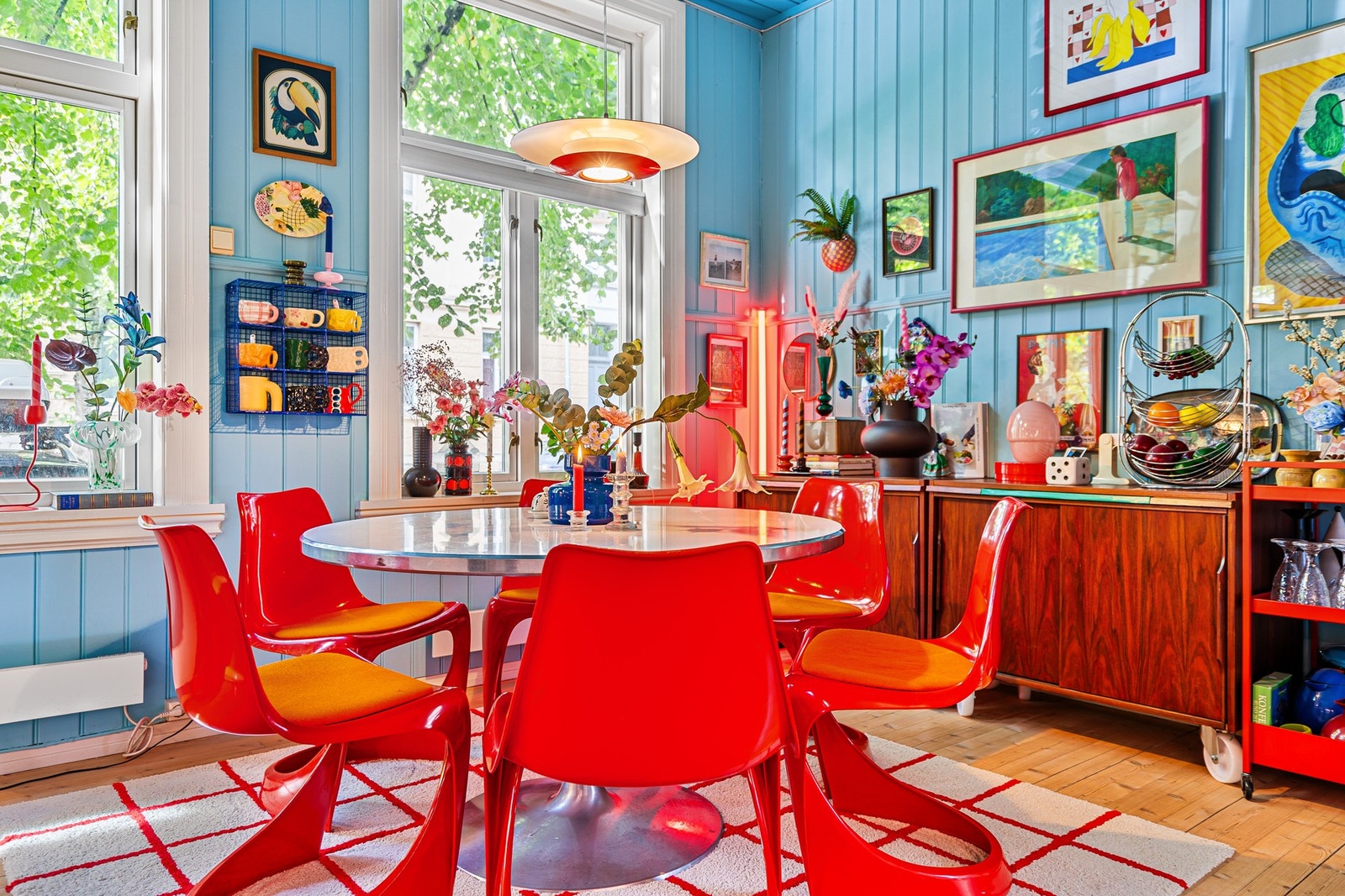 Leiligheten har store og mange vindusflater som bidrar til mye naturlig lysinnslipp. Galleribilde