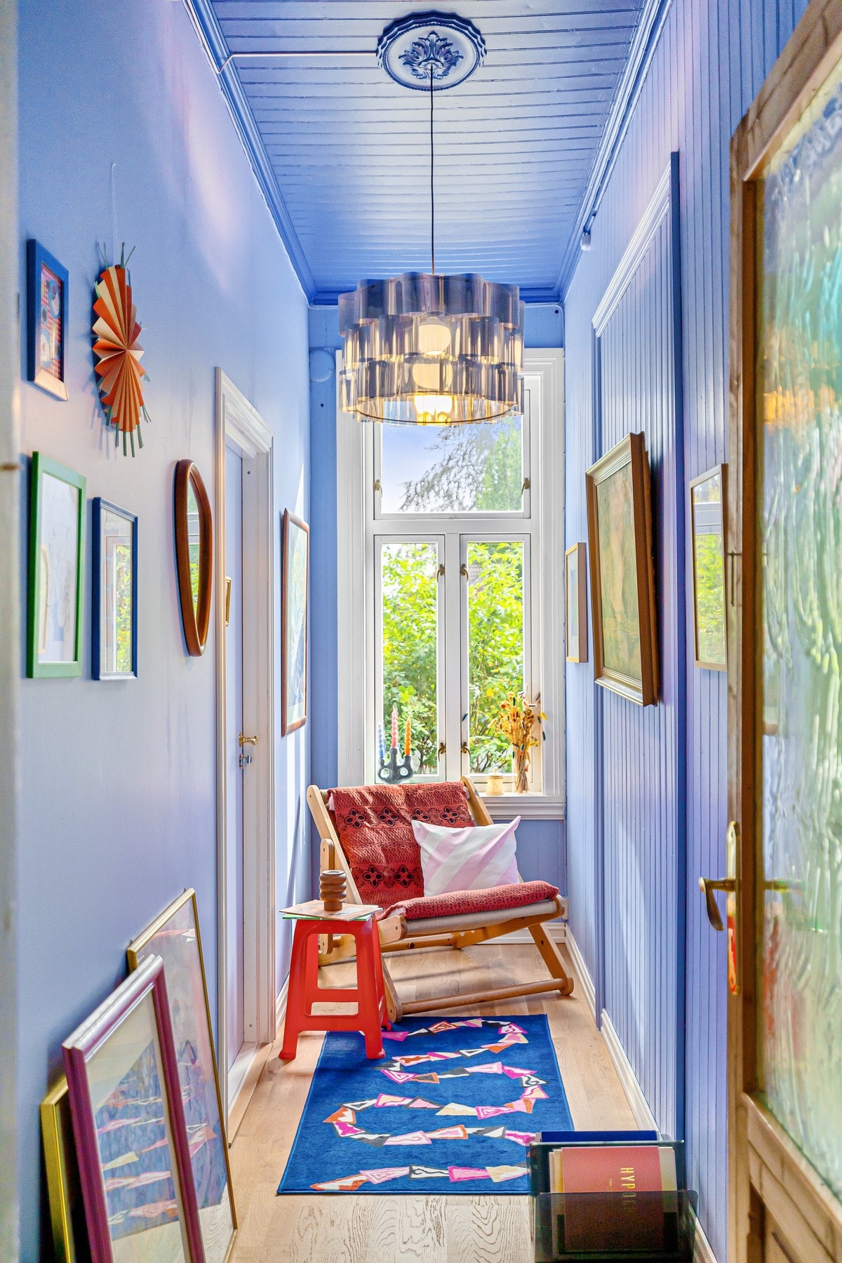 Det ble lagt nytt gulv i heltre i bak- og mellomgang i 2023. Galleribilde