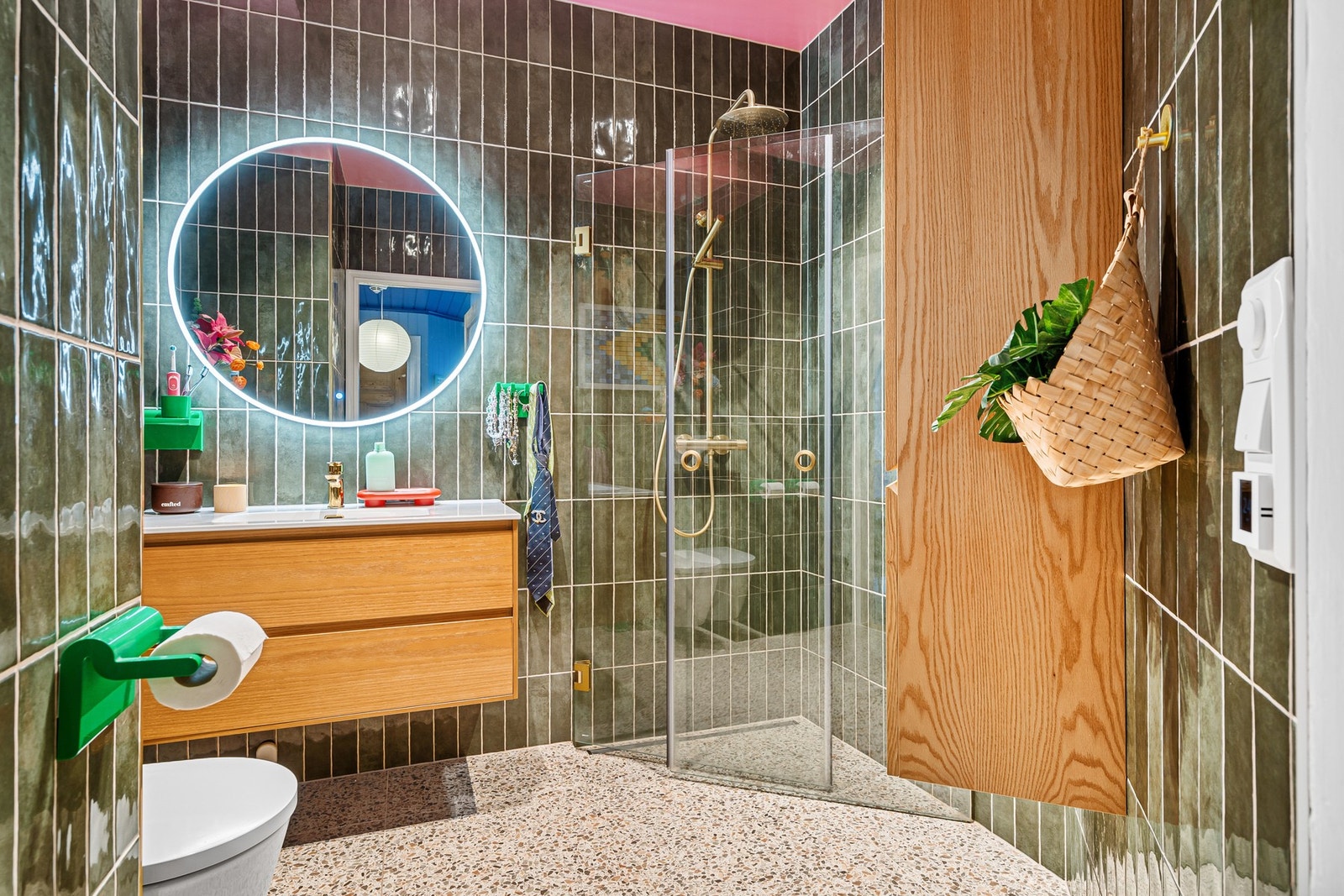 Delikat og romslig bad. Galleribilde