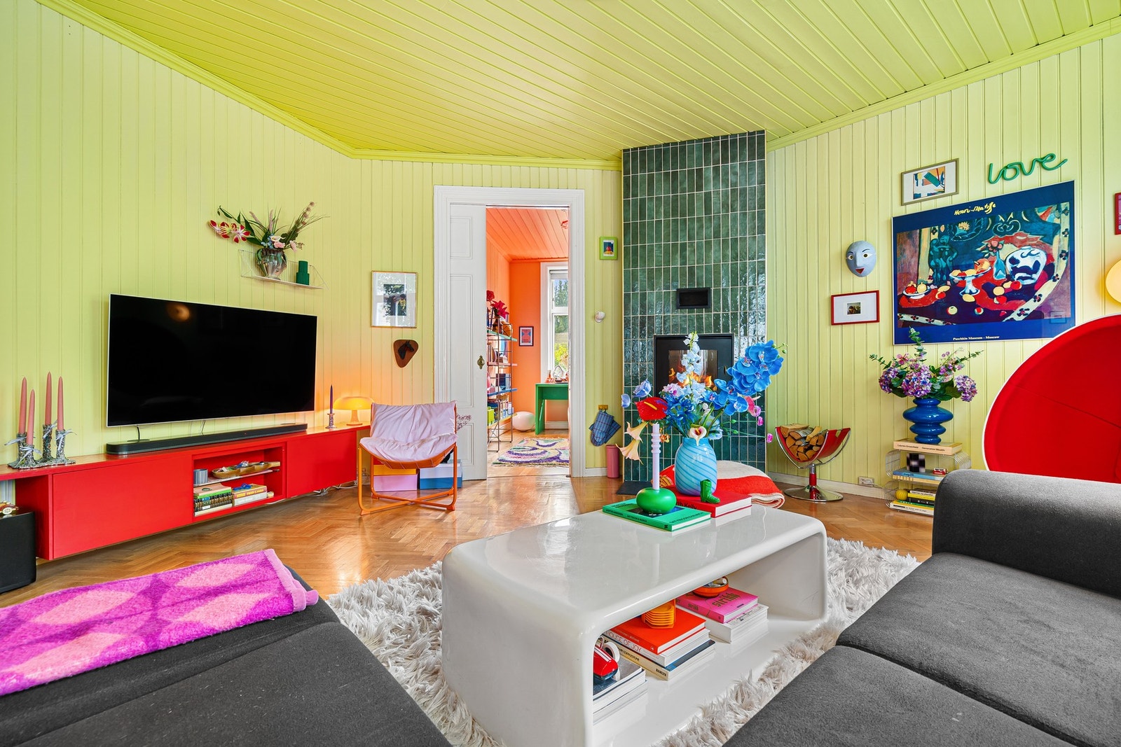 Leiligheten har to stuer på til sammen 35 kvm. Galleribilde