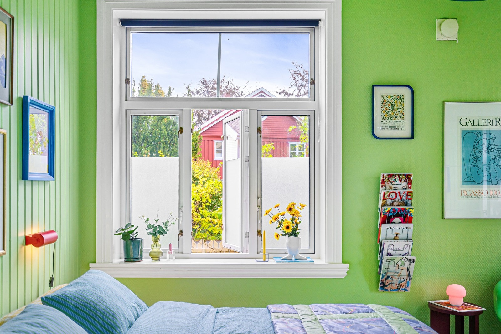 Svært sentral, men likevel tilbaketrukket og skjermet beliggenhet. Galleribilde