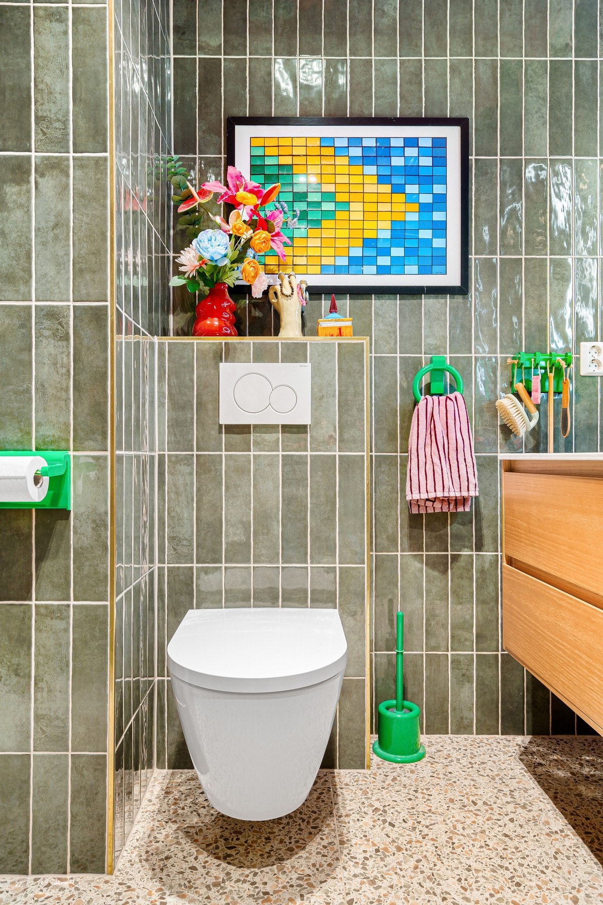 Det ble satt inn vegghengt toalett på badet og lagt varmekabler i gulv. Galleribilde