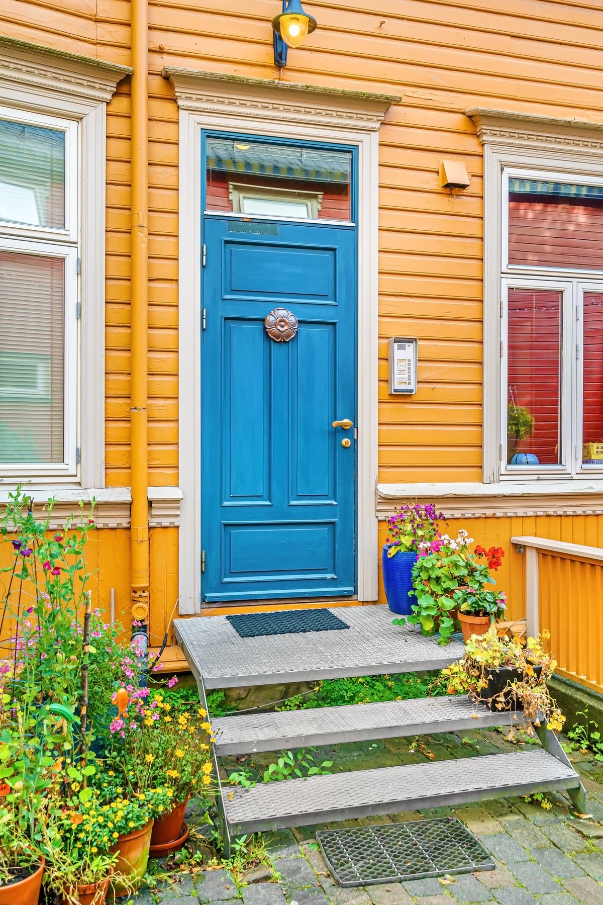 Velholdt og pen bygård. Galleribilde