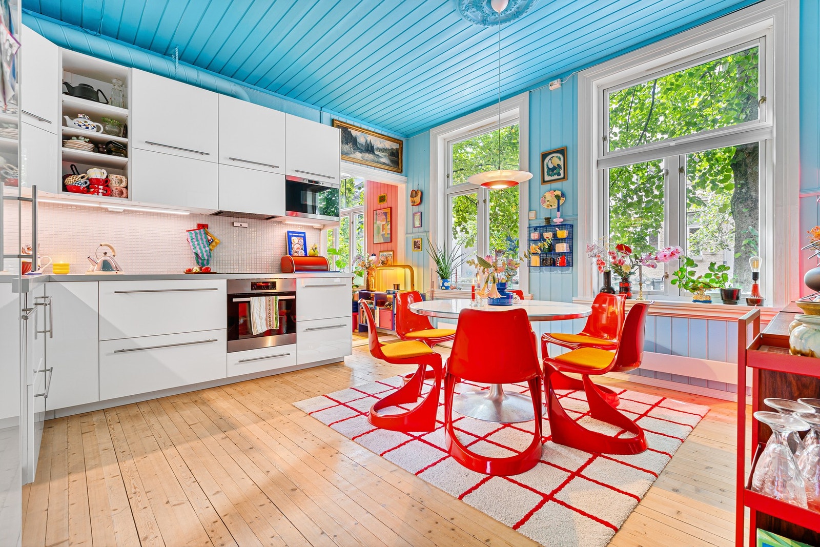 Det er god plass til spisebord på kjøkkenet. Galleribilde