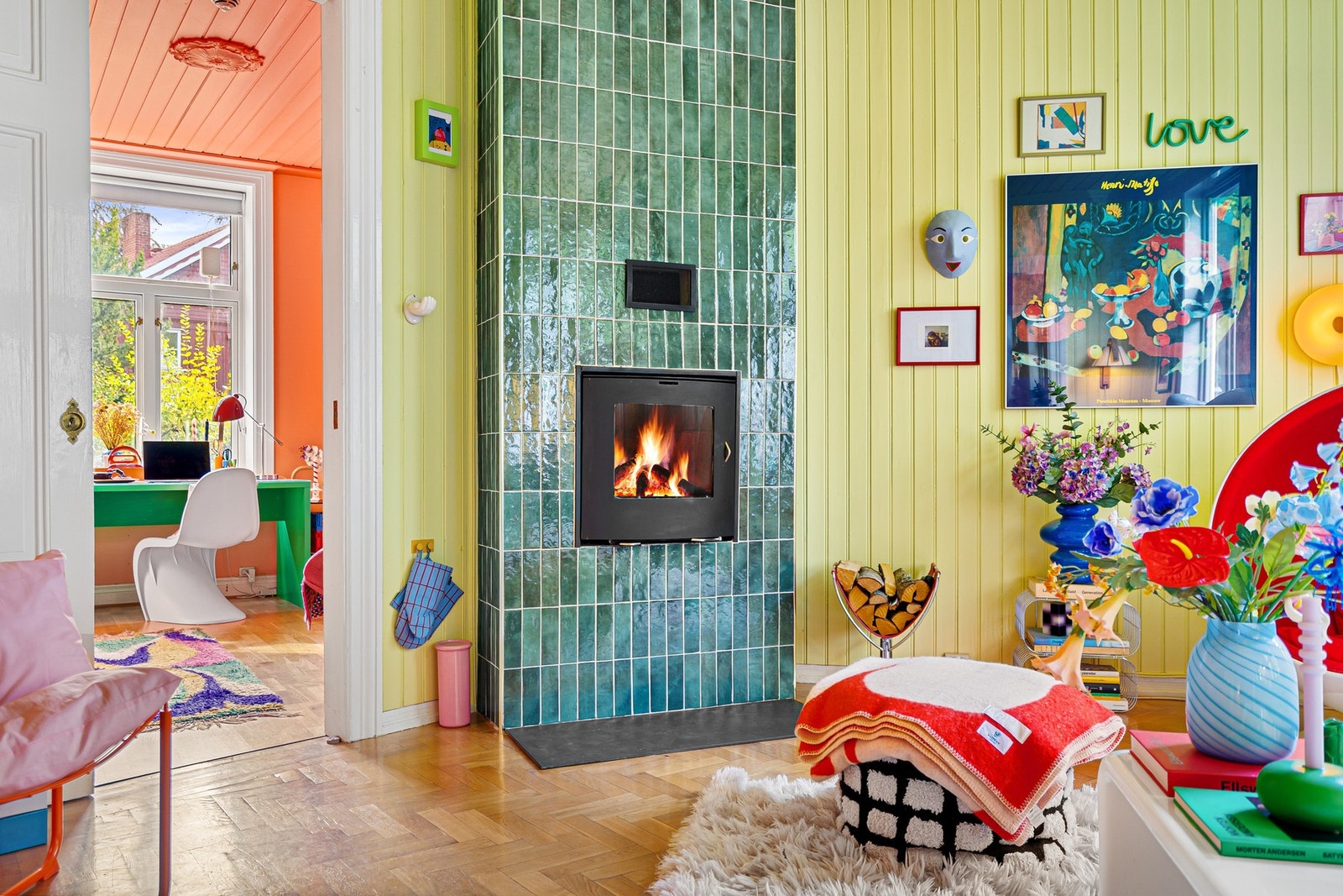 I den største stuen er det en moderne peisinnsats. Det ble lagt ny flis rundt peisen i 2023. Galleribilde