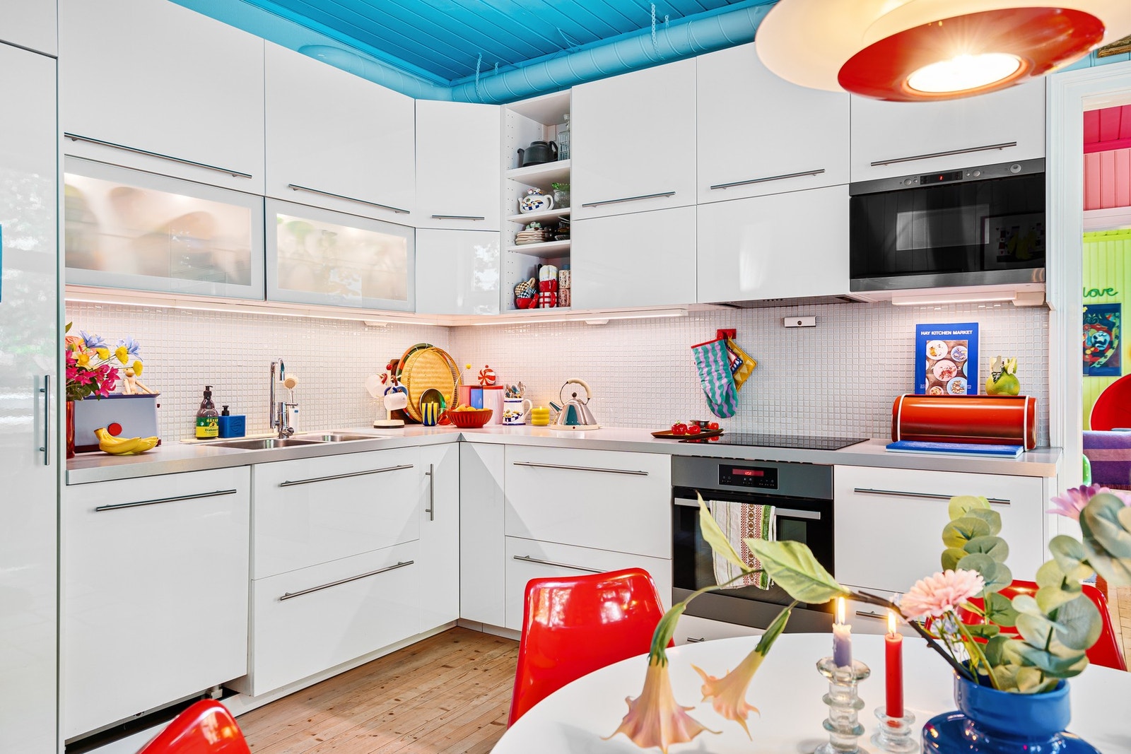 Lyst og pent kjøkken med mye skap-og benkeplass. Galleribilde