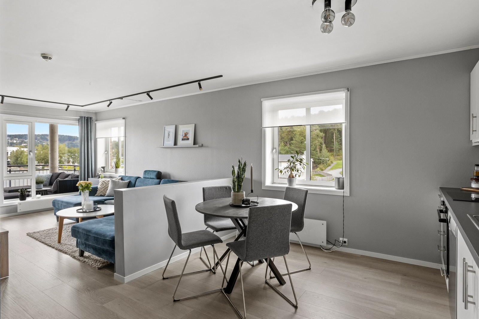 Leiligheten er holdt i tidsriktige farger og fremstår som moderne Galleribilde