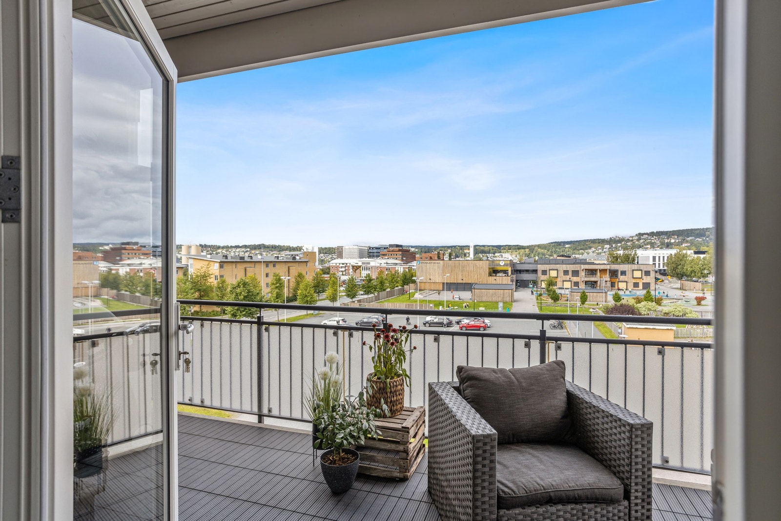 Fra stuen er det utgang til balkong Galleribilde