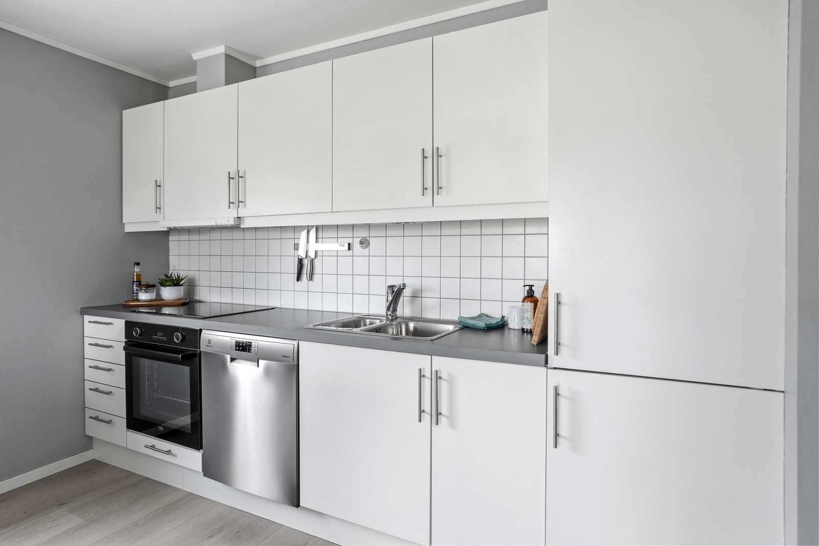 Pen kjøkkeninnredning med integrerte hvitevarer Galleribilde