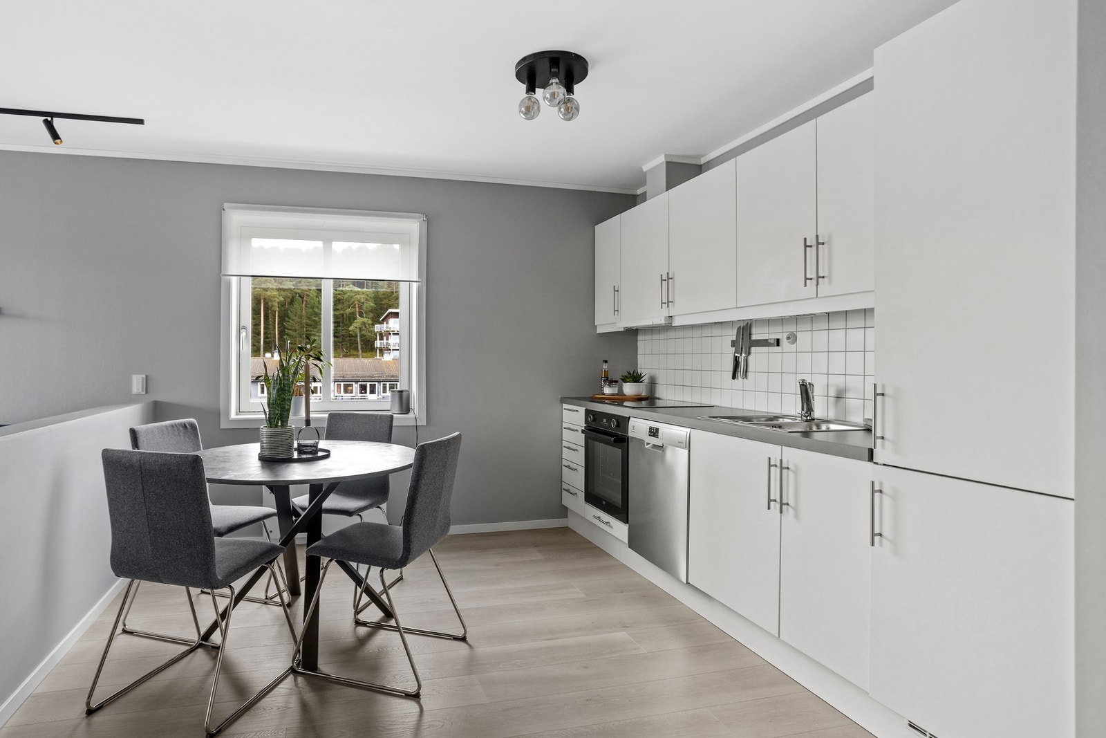 God plass til spisebord i tilknytning til kjøkkenet Galleribilde