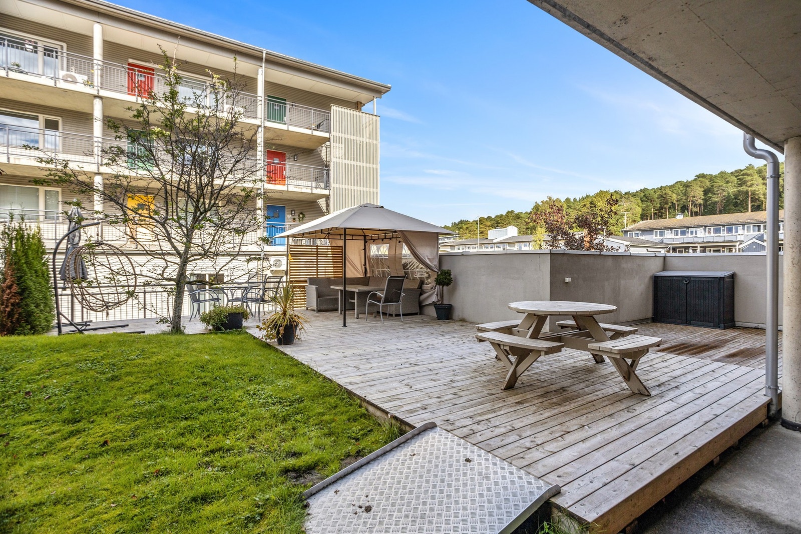 Fellesområdet er pent opparbeidet med terrasse og sittegrupper til disposisjon for beboerne Galleribilde