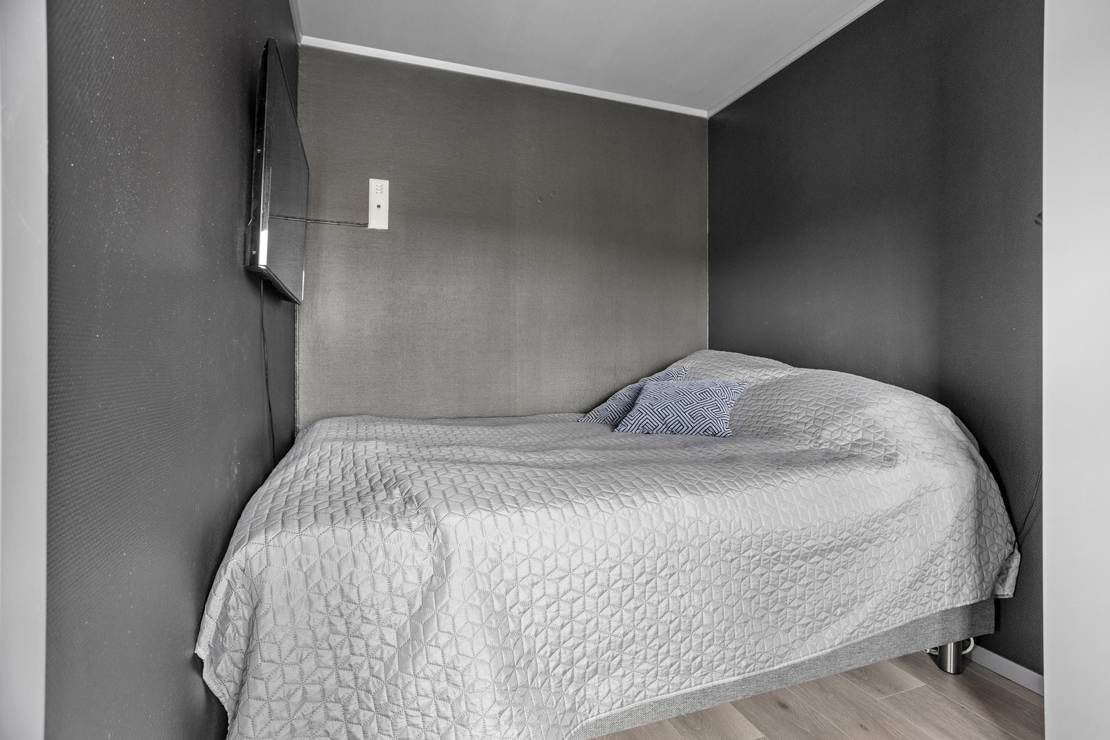 Soverommet har plass til både seng og garderobeløsning Galleribilde