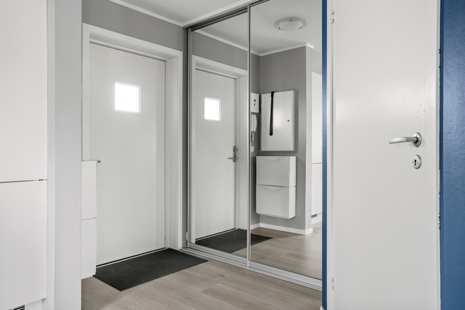 Entré med praktisk garderobeløsning . Galleribilde