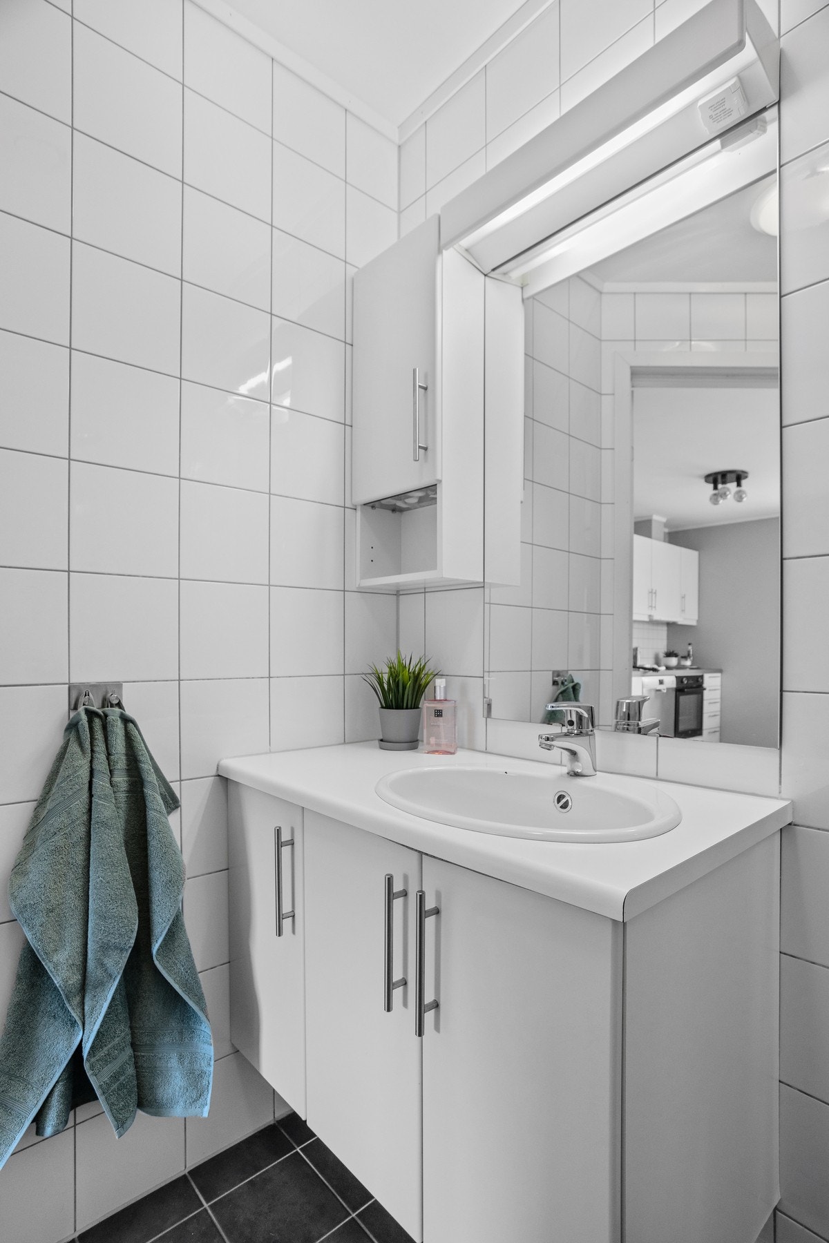 Utstyrt med dusj, servantskap og toalett Galleribilde