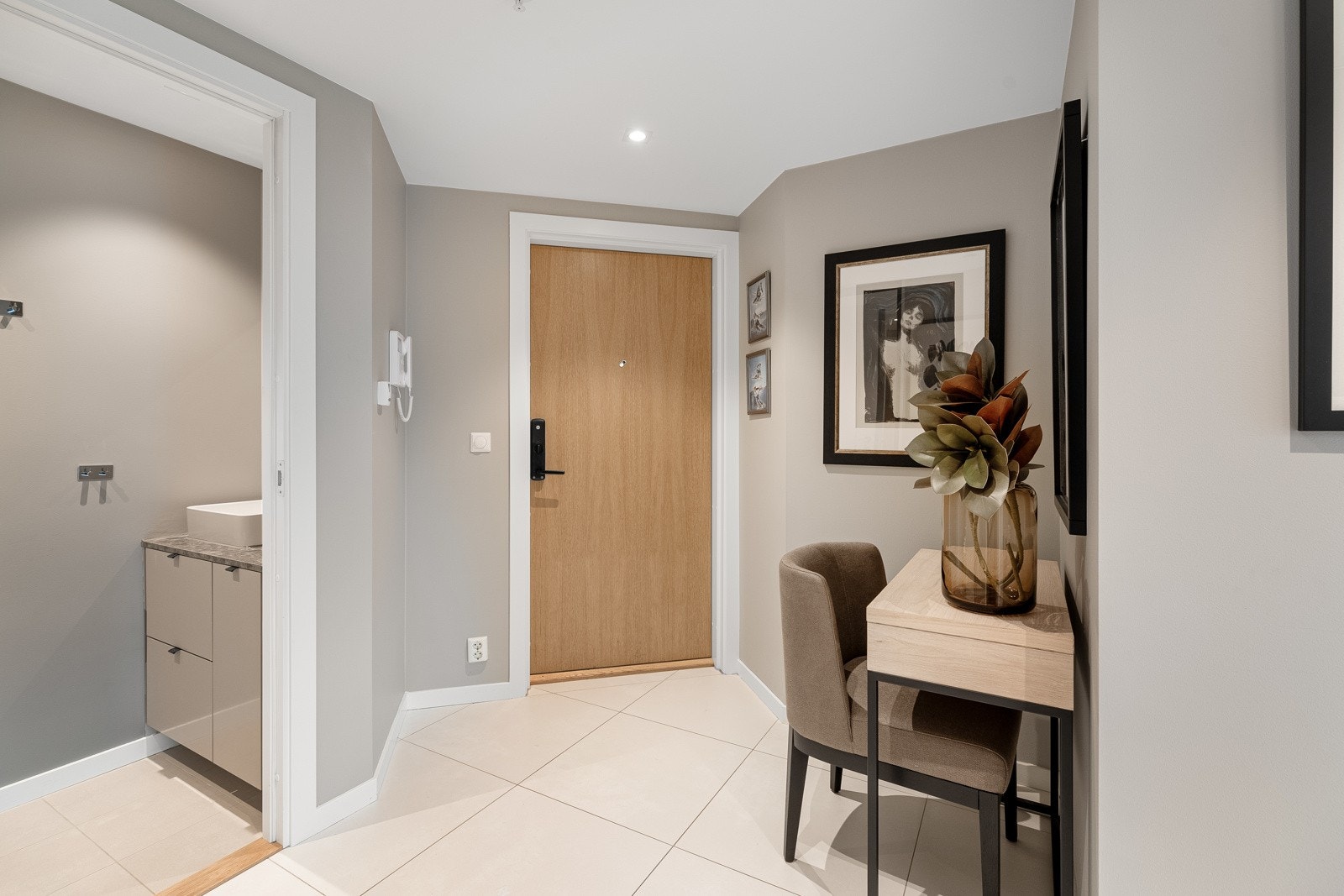 God plass til oppheng av yttertøy og sko, samt i garderobeskap Galleribilde