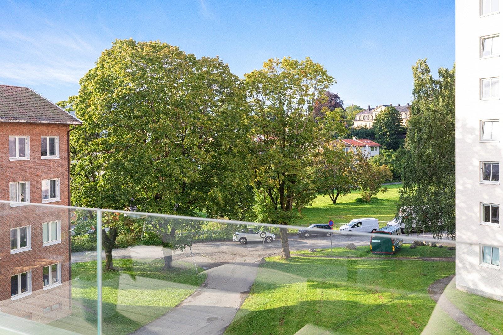 mot rolige omgivelser. Balkongen er 15,6 m², med god plass til utemøbler, grill og planter. Balkongen er delvis overbygget, har tregulv og glassrekkverk. Her er det utelys for en hyggelig atmosfære, og strømuttak på vegg Galleribilde