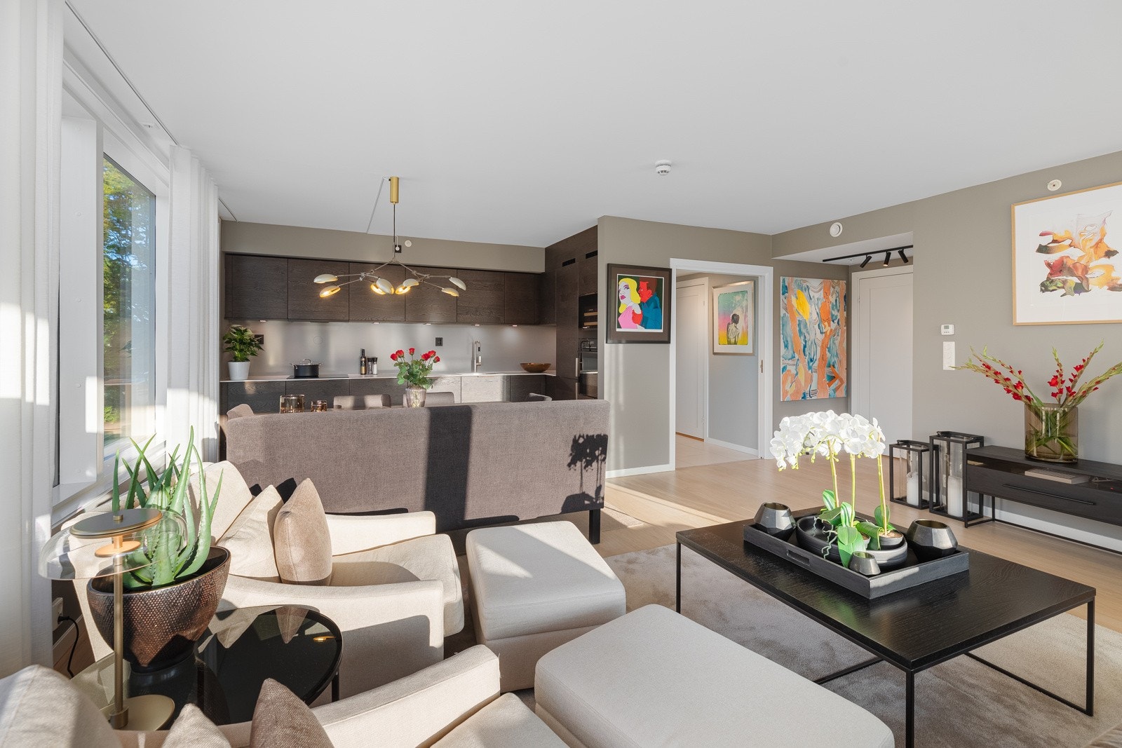 Stuen har plass til sittegruppe, som gjør det til et svært sosialt rom perfekt for gjester Galleribilde