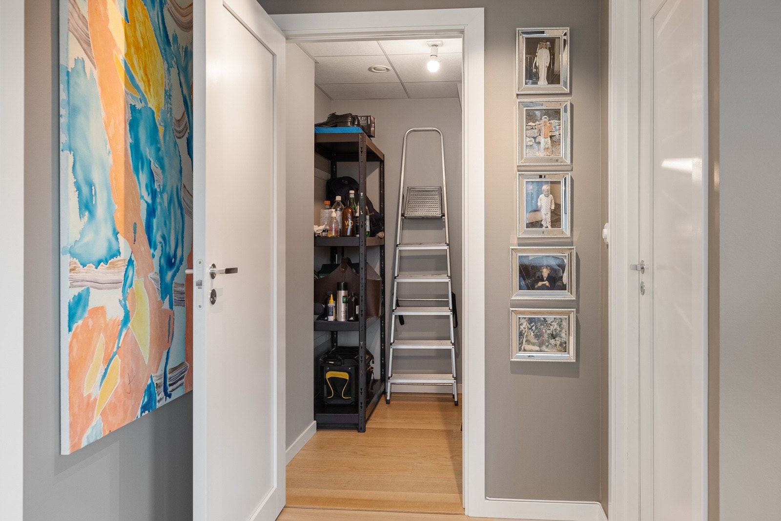 Godt med lagringsplass i bod tilknyttet soverom 2 Galleribilde