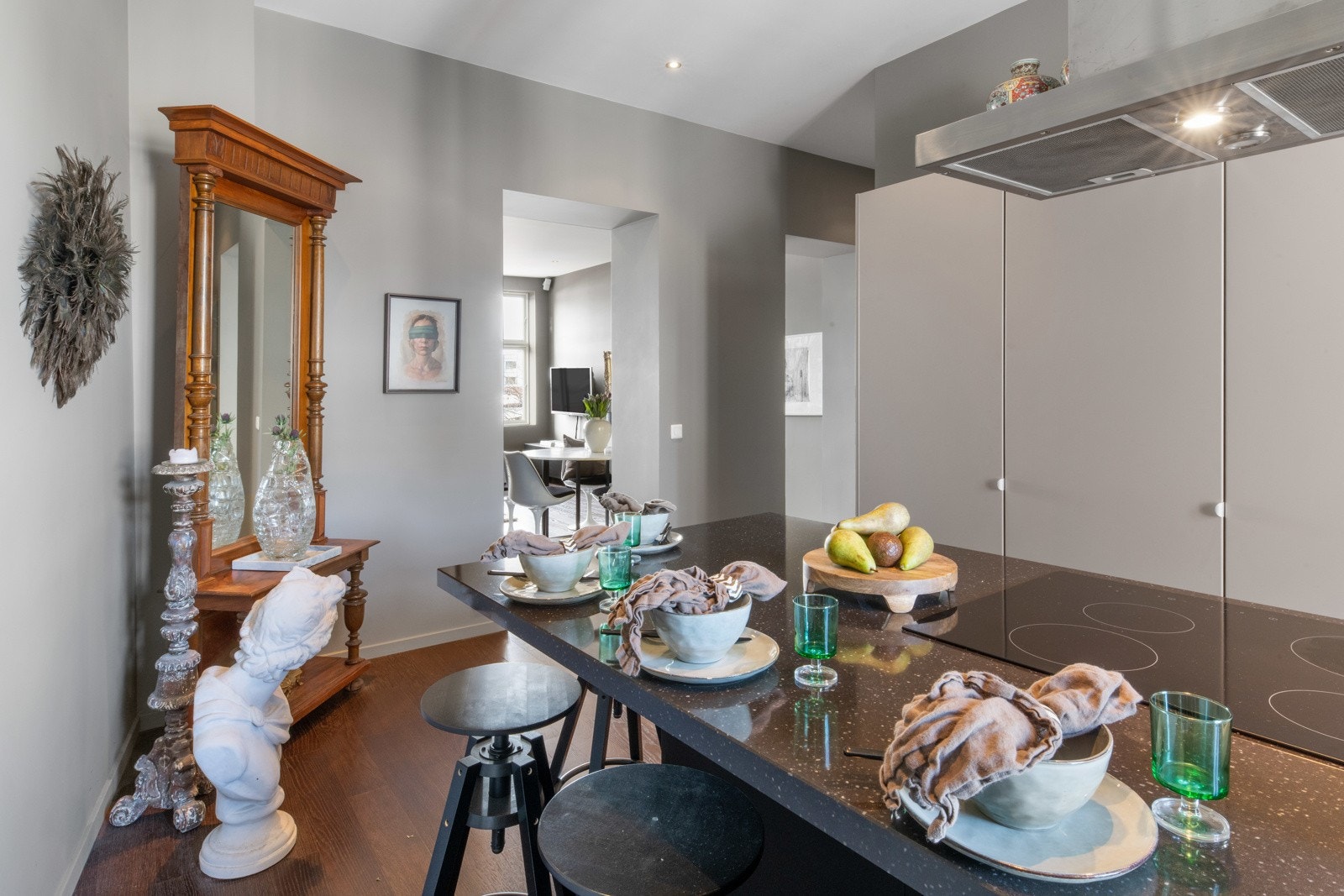 Hvitevarene består av kjøl/fryseskap, oppvaskmaskin, induksjonstopp og stekeovn (Gaggenau). Galleribilde