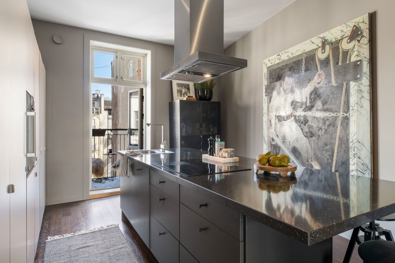 Kjøkkeninnredningen består av glatte fronter og benkeplate i stein/granitt. Galleribilde