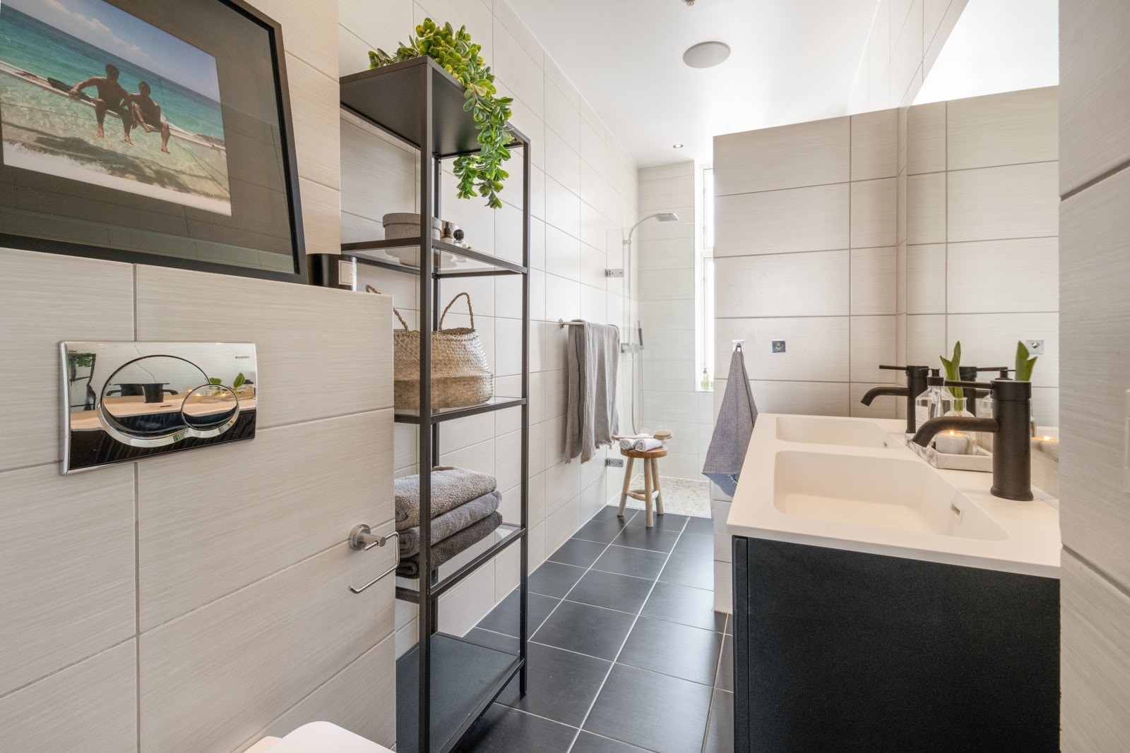 Varme i gulv, samt downlights og høyttaler i himling. Galleribilde