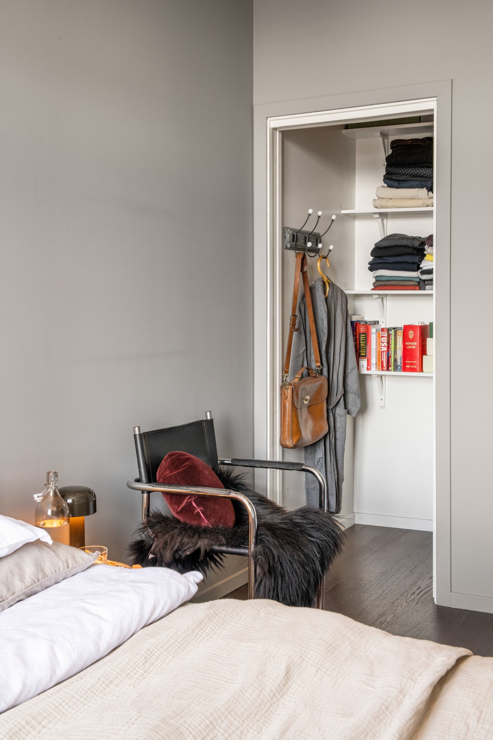 Fra soverommet er det adkomst til et superpraktisk omkledningsrom. Galleribilde