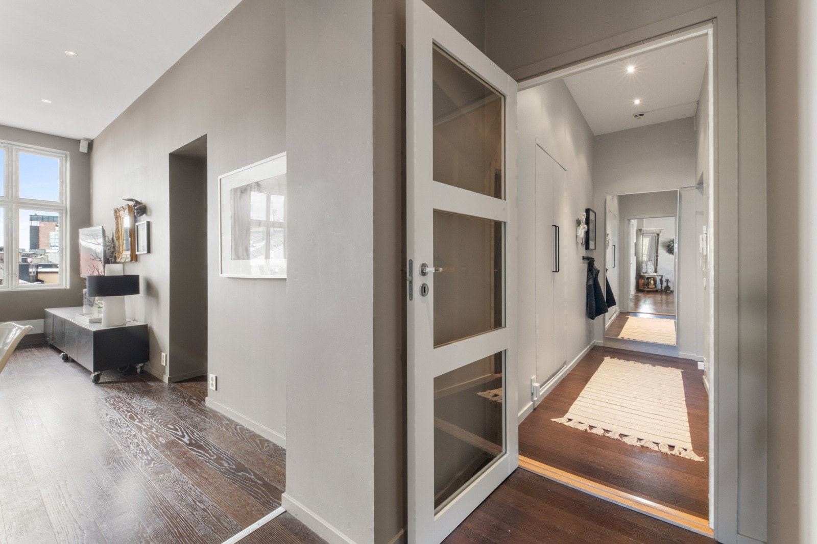 Gang retning stue og inngangsparti. Galleribilde