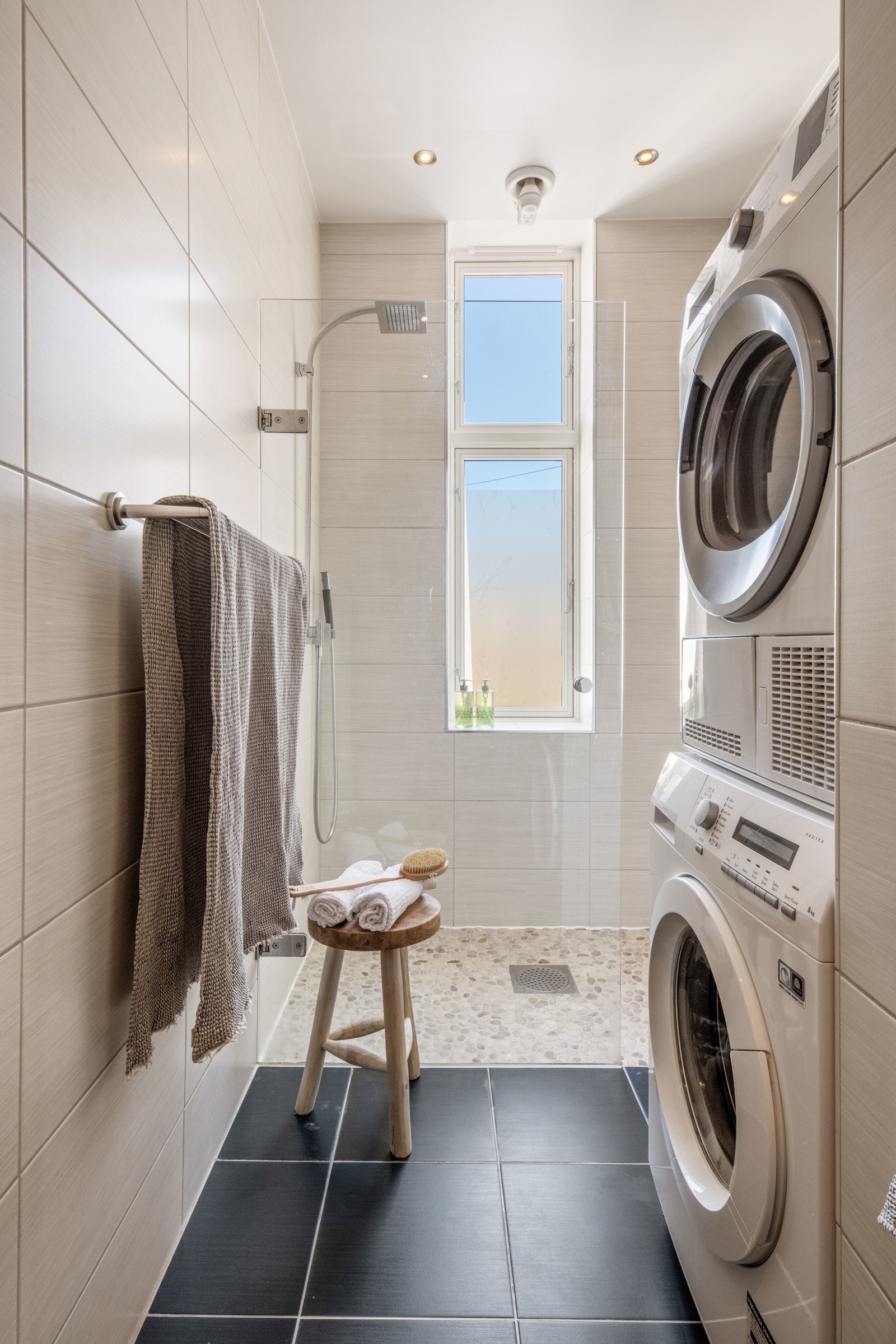 Opplegg for vaskemaskin og tørketrommel. Galleribilde