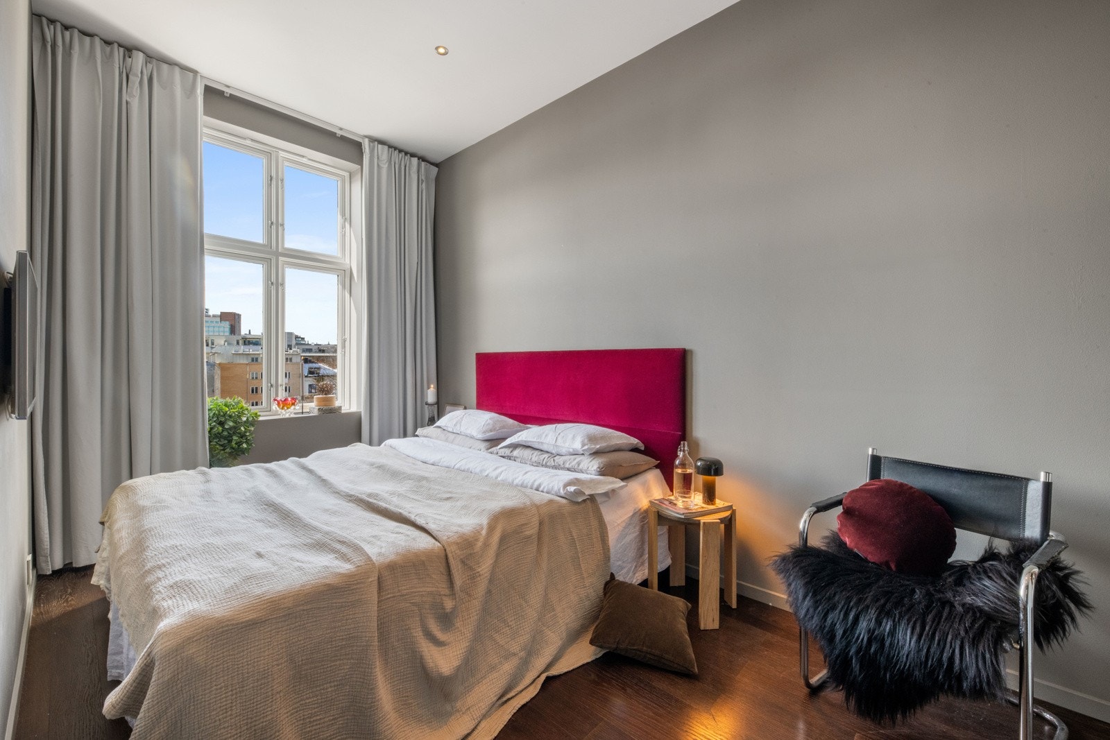 Soverom nummer to er romslig og har plass til dobbeltseng, nattbord og kommode. Galleribilde