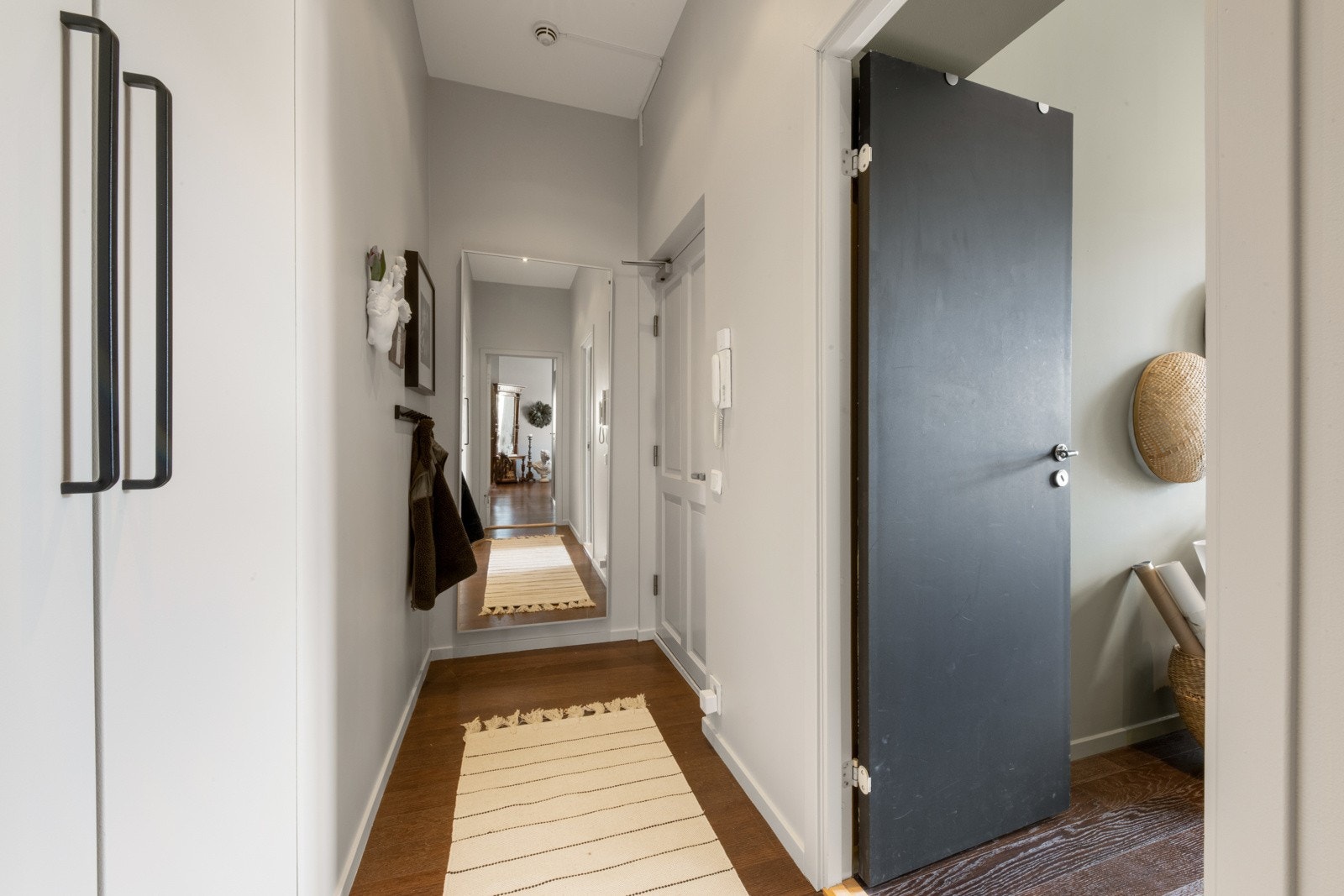 Innbydende entré med romslig garderobeskap med plass til ytterklær og sko. Galleribilde