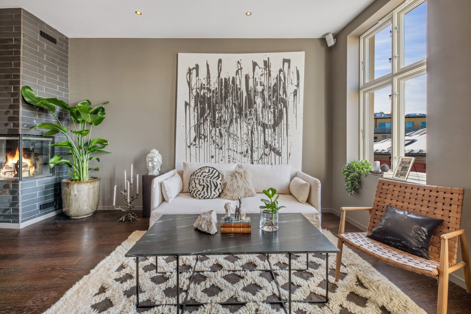 Lys og trivelig stue med plass til sofagruppe, sofabord og underholdningsavdeling. Galleribilde