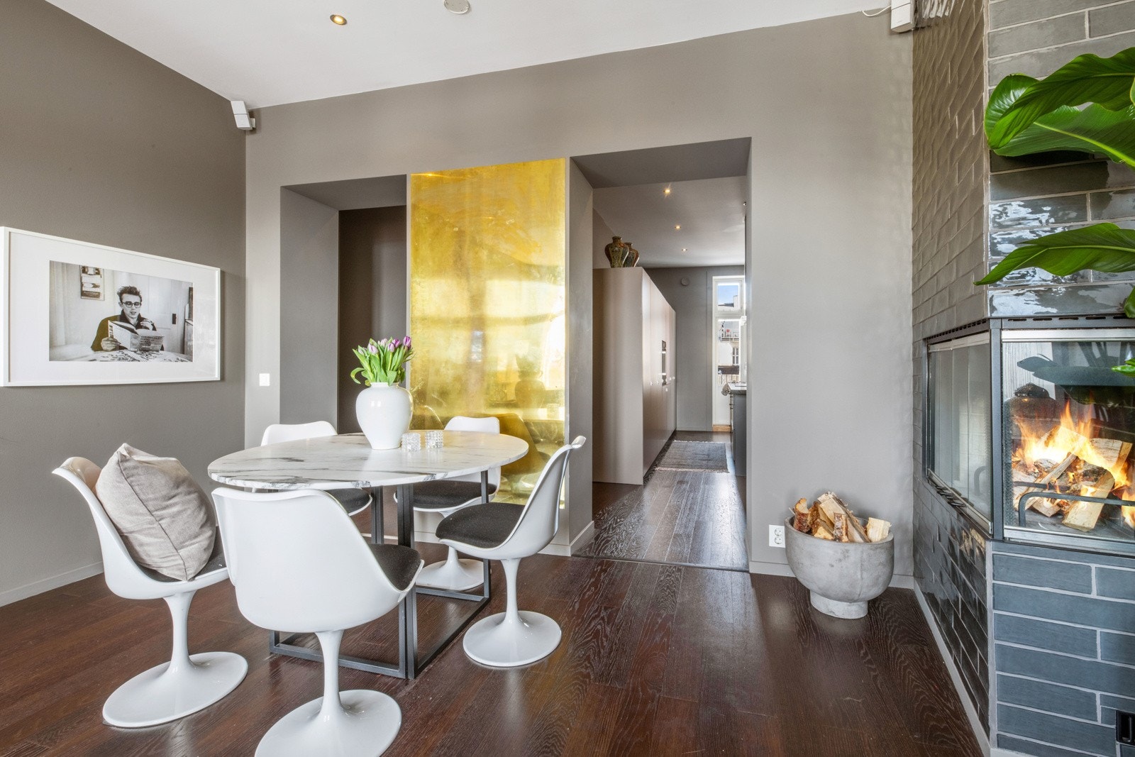 Videre er det god plass til spisebord med tilhørende spisestoler. Galleribilde