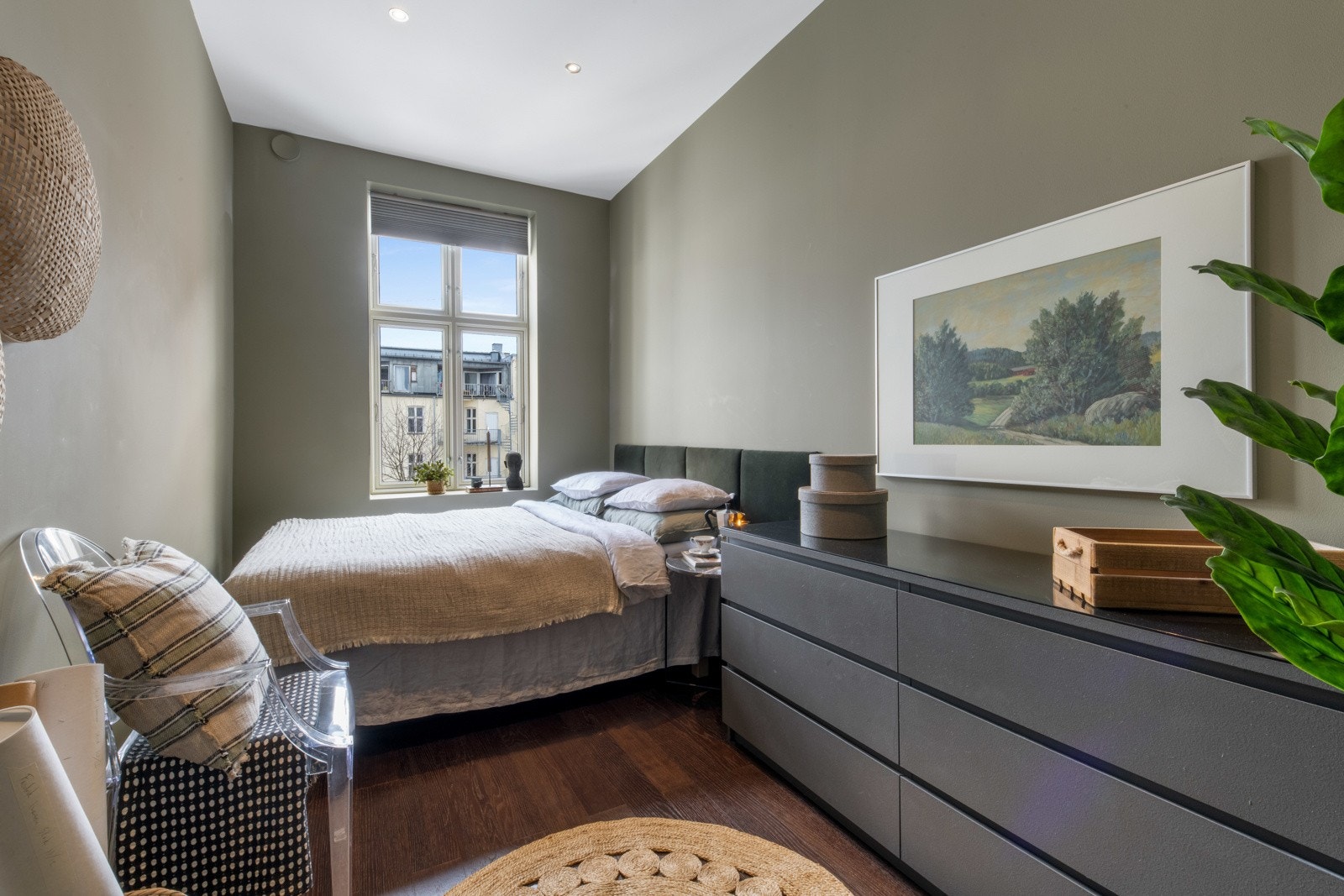 Hovedsoverommet er av god størrelse med plass til dobbeltseng, nattbord og garderobeskap. Galleribilde