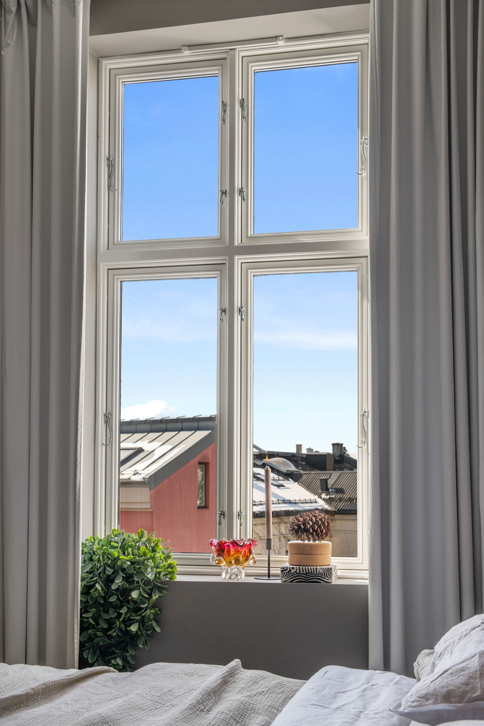 Stor vindusflate som sikrer godt med naturlig lysinnslipp, samt luftemuligheter. Galleribilde