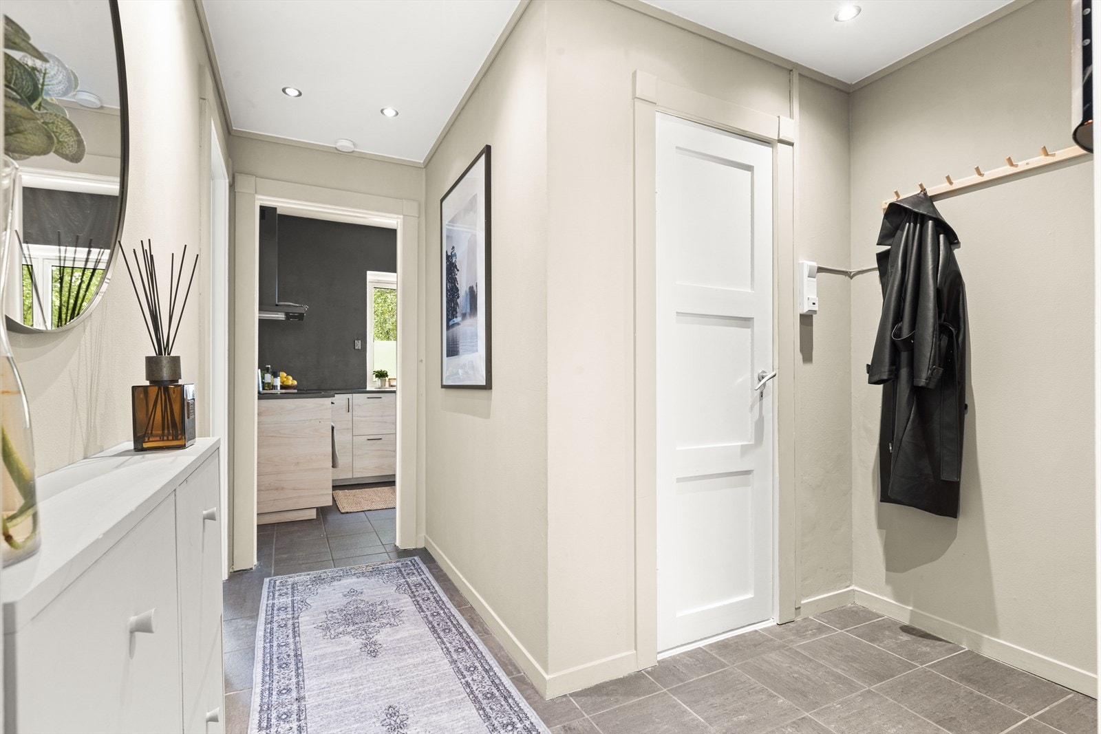 I entréen er det god plass til å sette fra seg sko og henge fra seg yttertøy. Galleribilde