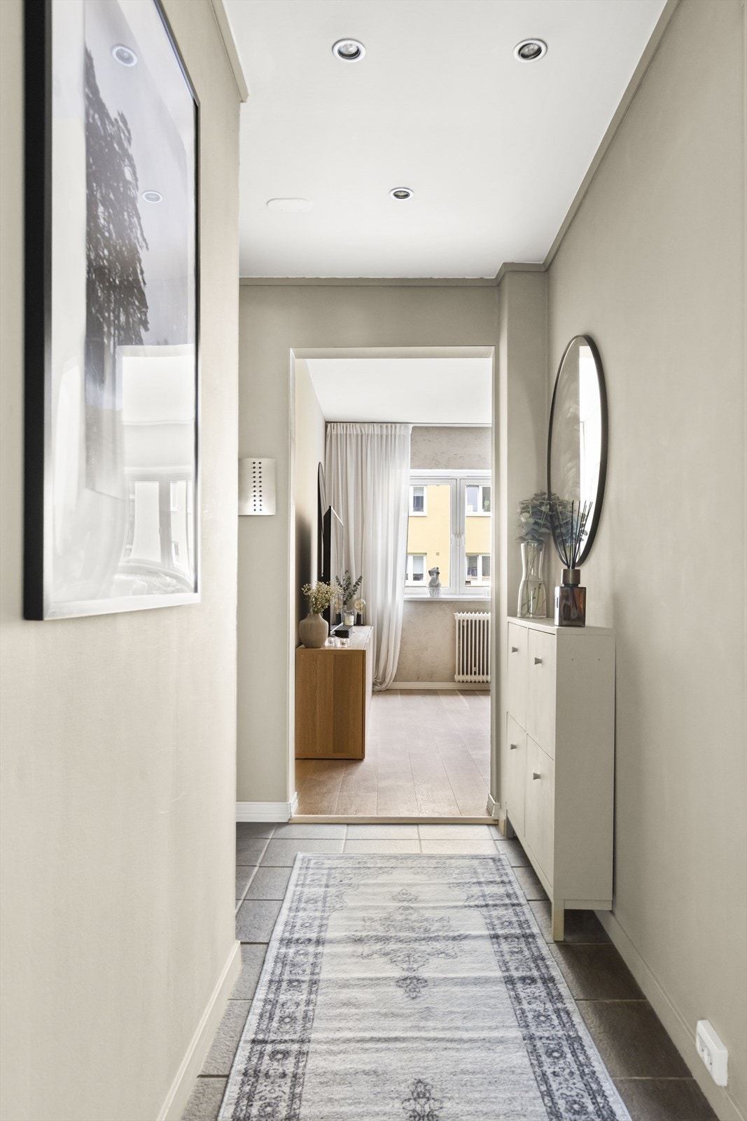 Velkommen inn! I leiligheten blir du møtt av en flott, flislagt entré, malte vegger i tidsriktig farge og lysmalt himling med downlights. Galleribilde