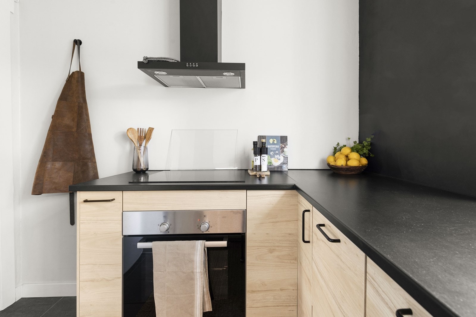 Kjøkkeninnredning bestående av laminerte fronter og laminat benkeplate med nedfelt stålkum. Galleribilde