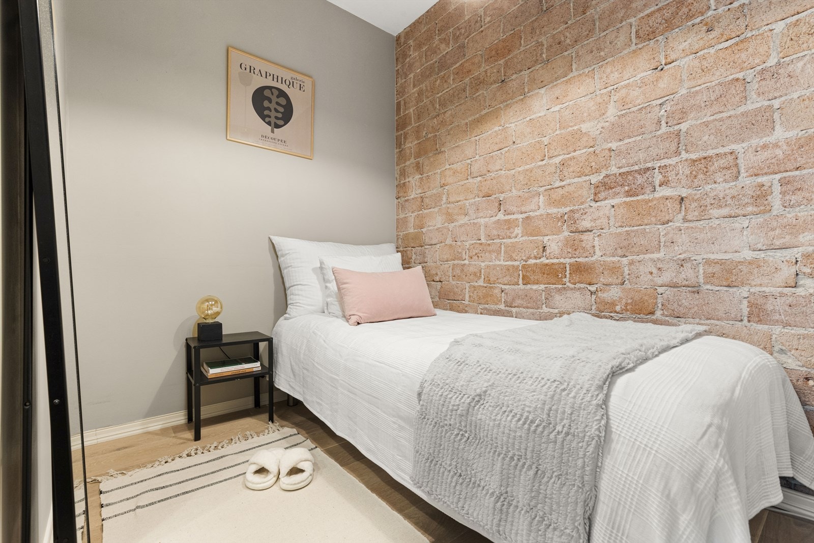 Praktisk alkoveløsning med skyvedør fra stuen. Galleribilde