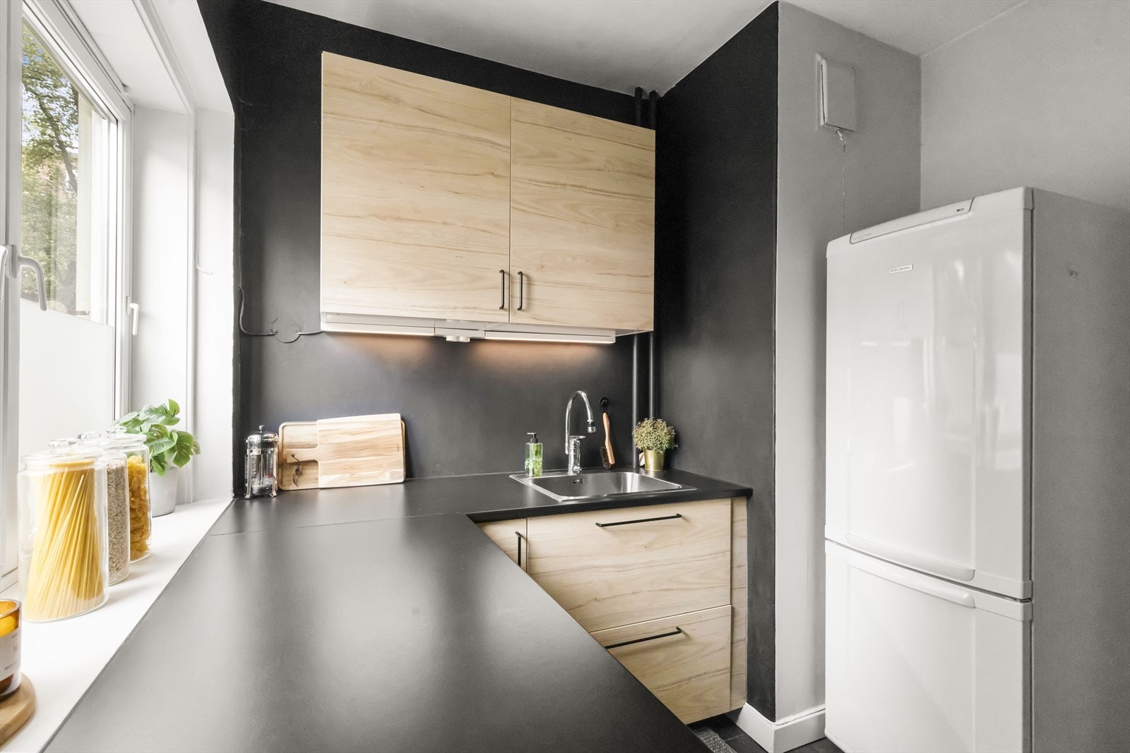 Det er plass til kjøleskap. Over platetoppen er det montert en kjøkkenventilator med kullfilter. Galleribilde