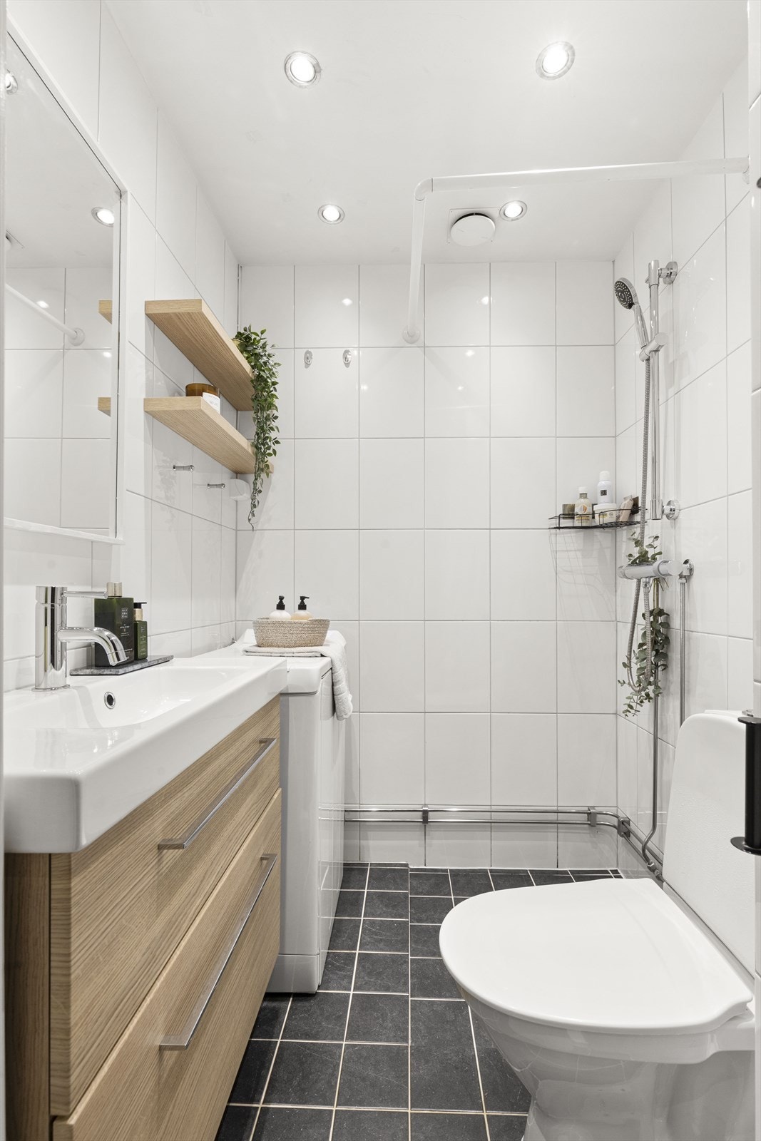 Pent bad som ble pusset opp i 2007 i regi av borettslaget. Badet består av flislagte gulv med varmekabler, samt flislagte vegger. Galleribilde