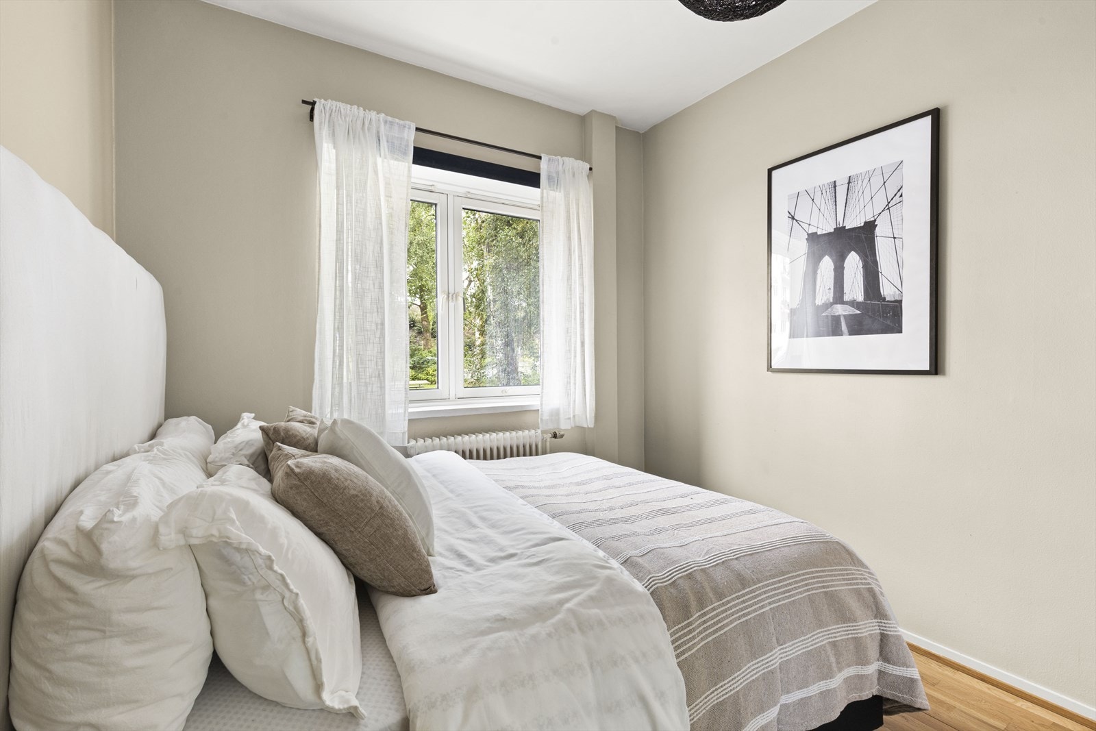 Rikelig med lysinnslipp gjennom store vindusflater. Galleribilde