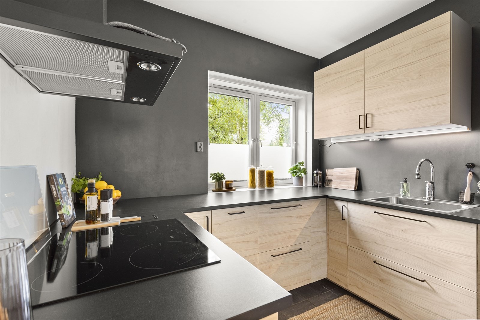 Leilighetens kjøkken ligger separat til fra stuen. Delikat kjøkkeninnredning fra 2017. Galleribilde