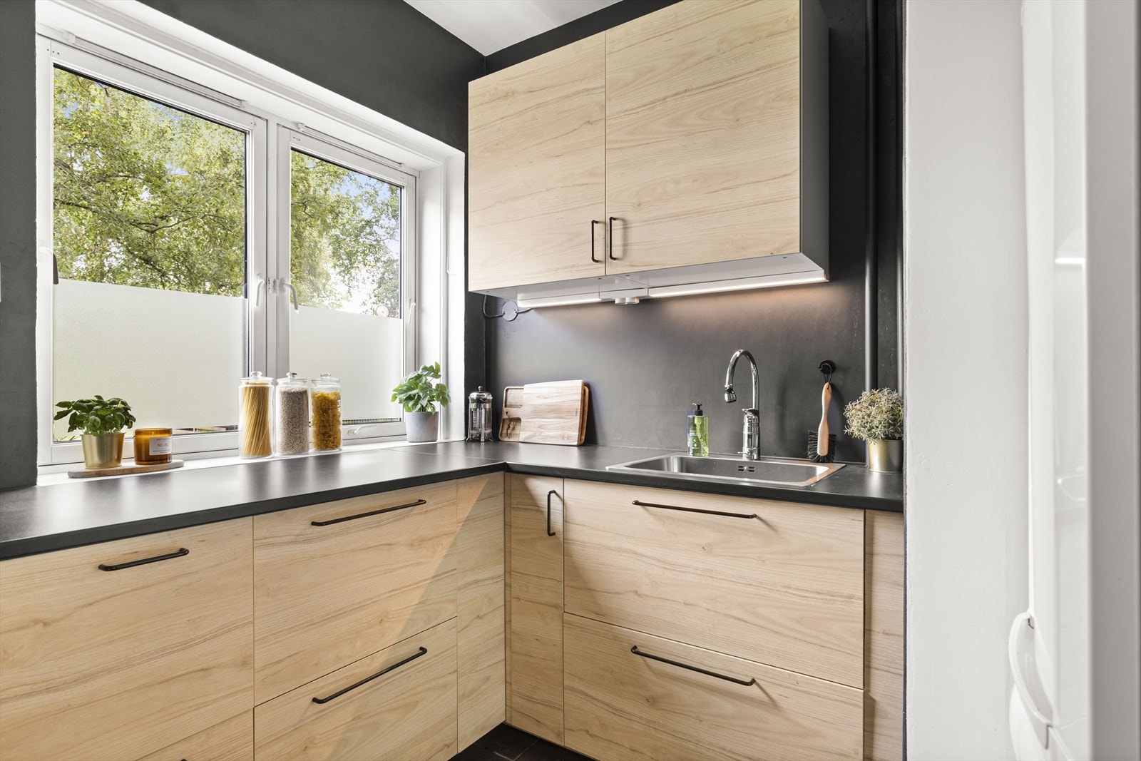 Kjøkkenet er integrert med hvitevarer som platetopp, stekeovn og oppvaskmaskin. Galleribilde