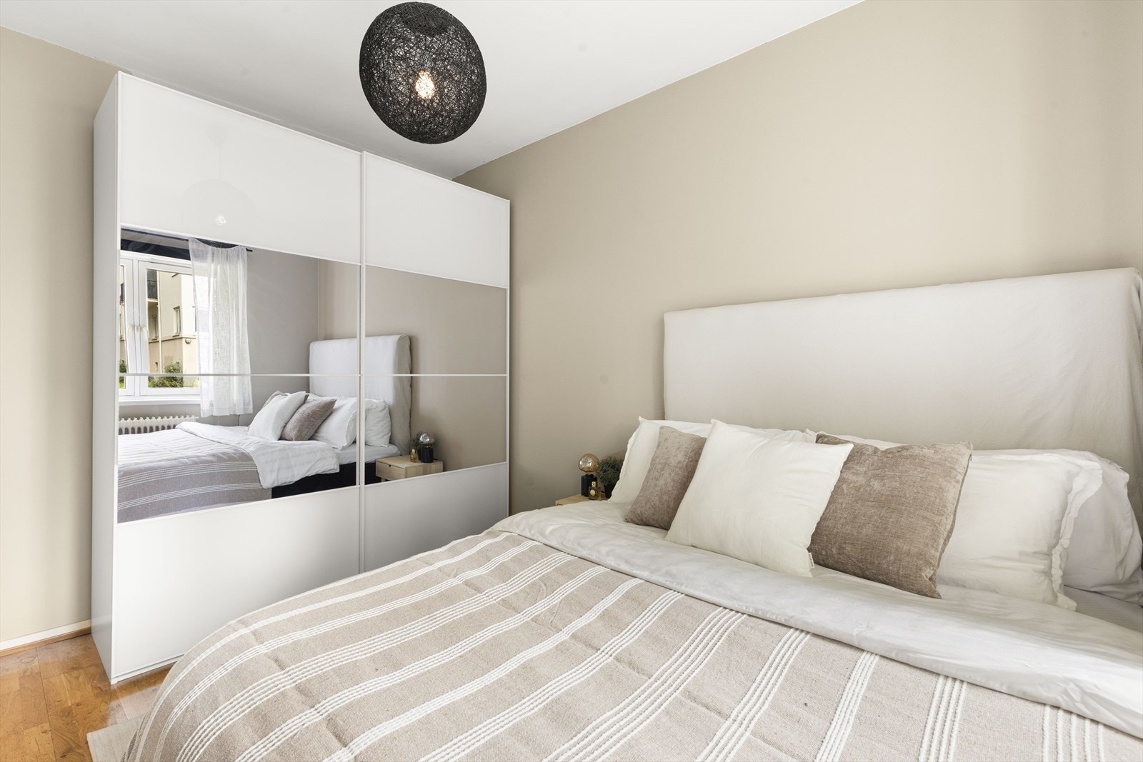 Lagringsplassen er godt ivaretatt i stor skyvedørsgarderobe med speilfronter. Galleribilde