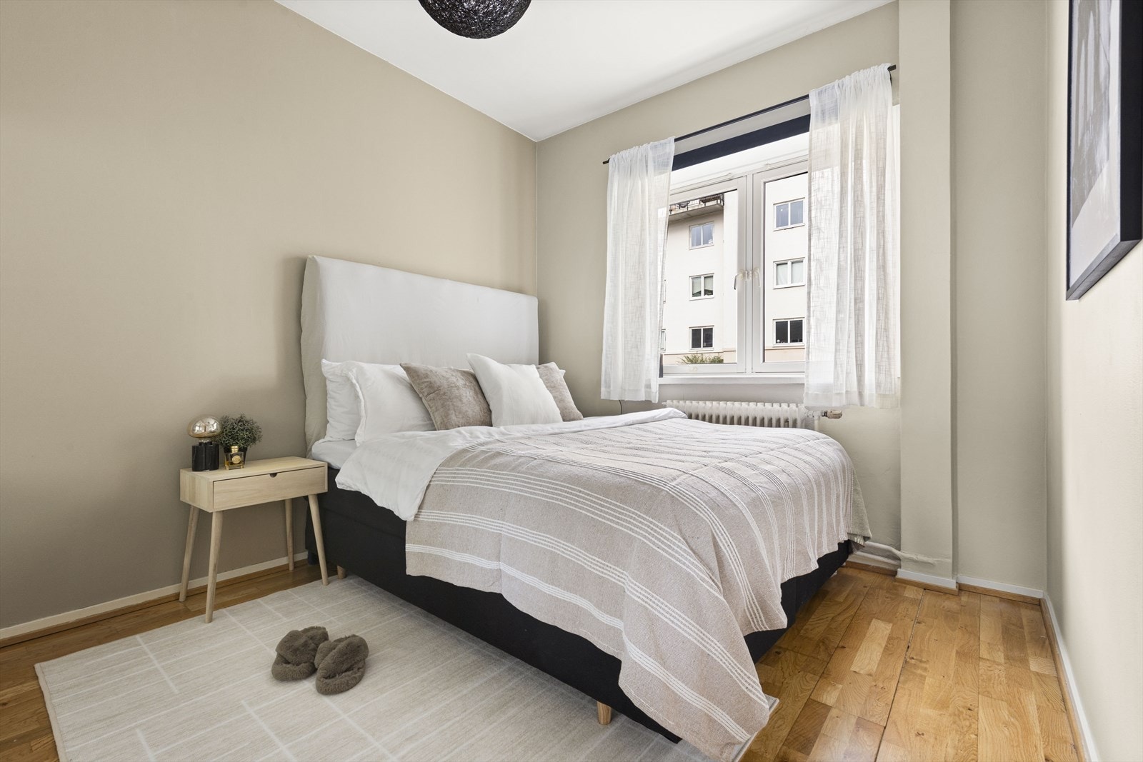 Leilighetens soverom er av god størrelse med plass til dobbeltseng, nattbord og øvrig soveromsmøblement. Galleribilde