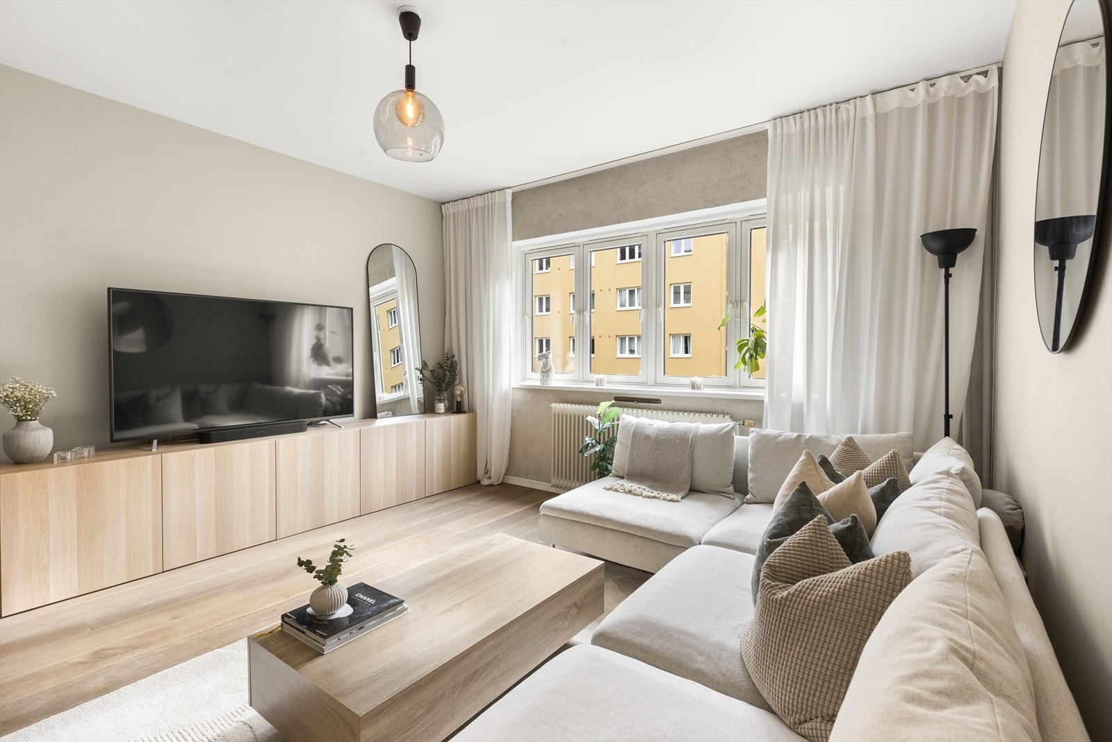 Romslig stue med store vindusflater som sørger for godt med naturlig lys. Galleribilde