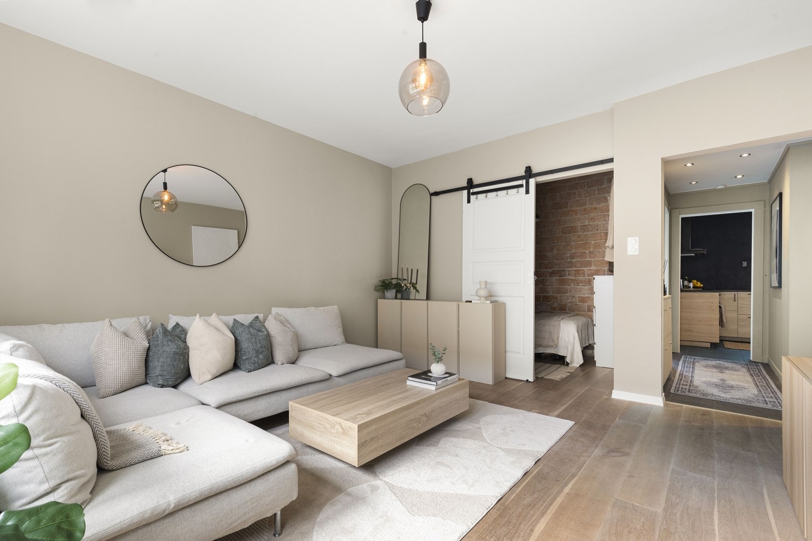 Pene overflater med parkettgulv og ellers malte flater. Galleribilde