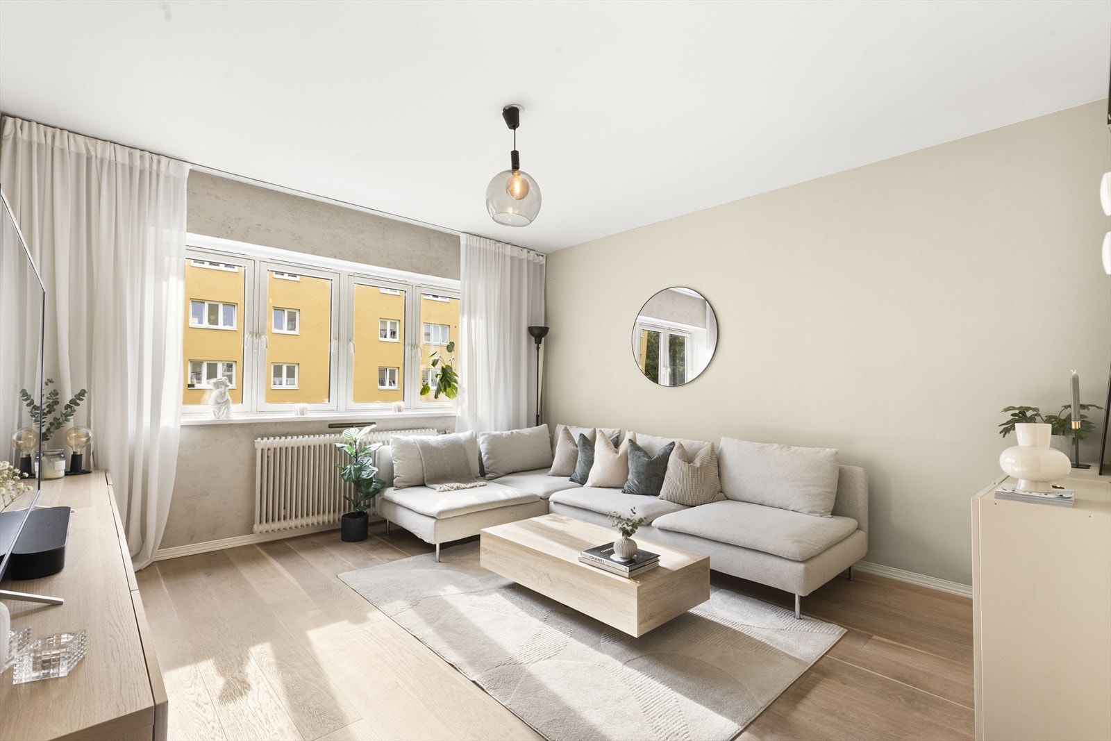 I stuen er det god plass til sofa med tilhørende medie- og oppbevaringsmøblement. Galleribilde